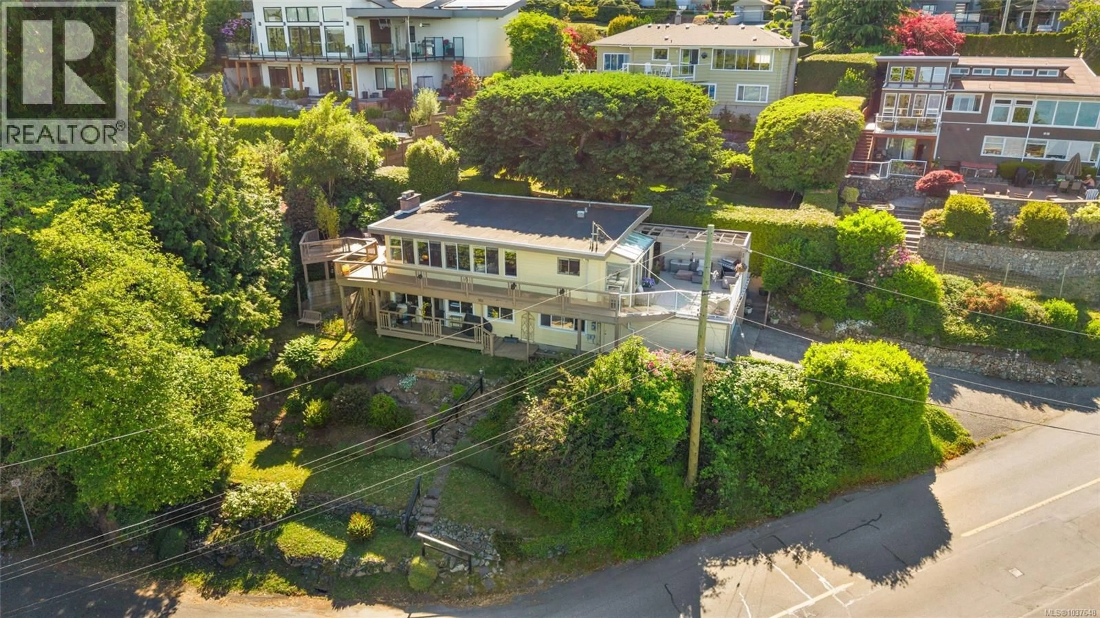 A pic from outside/outdoor area/front of a property/back of a property/a pic from drone, street for 951 CLAREMONT AVENUE, Saanich British Columbia V8Y1K5