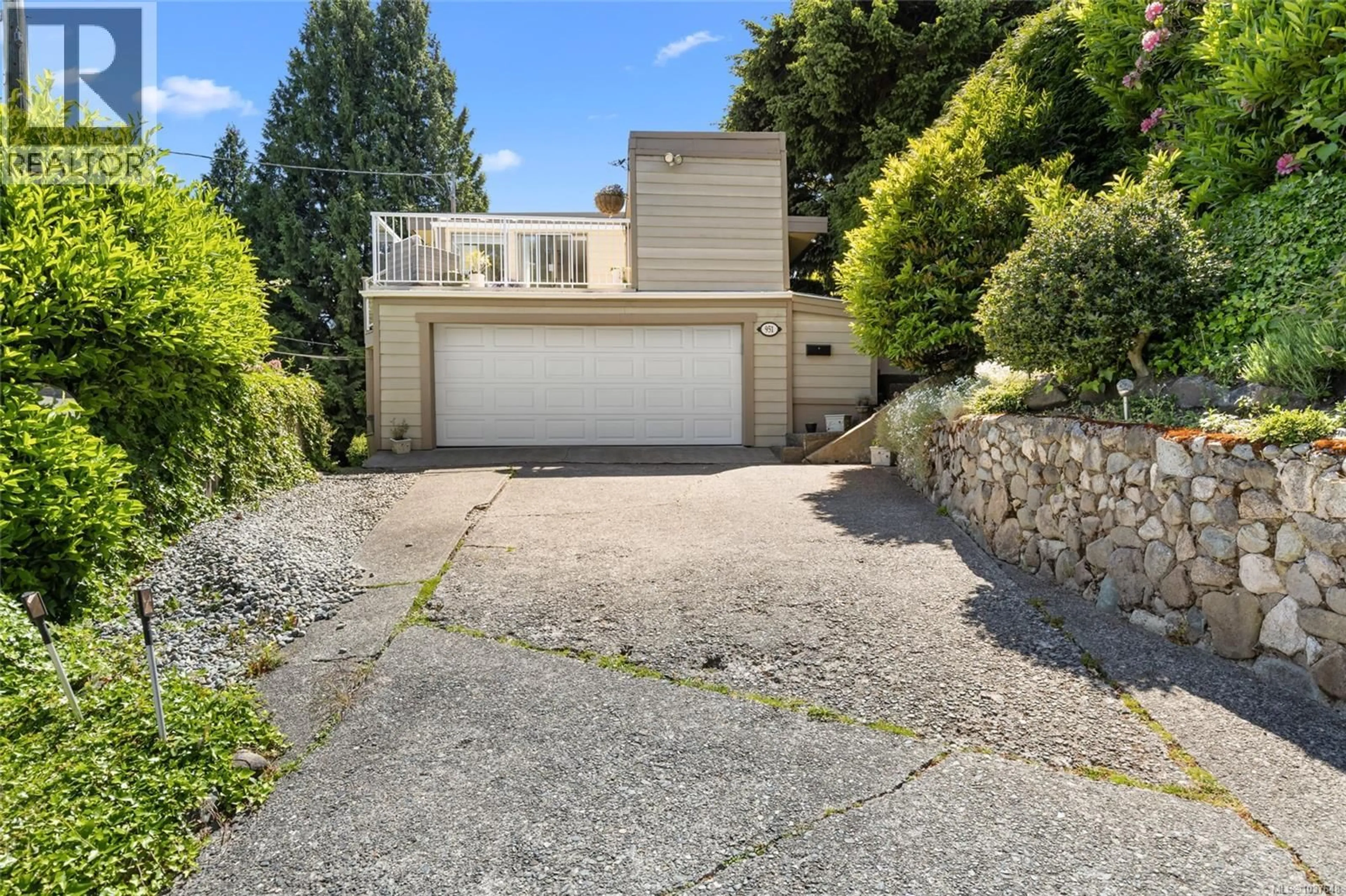 A pic from outside/outdoor area/front of a property/back of a property/a pic from drone, street for 951 CLAREMONT AVENUE, Saanich British Columbia V8Y1K5