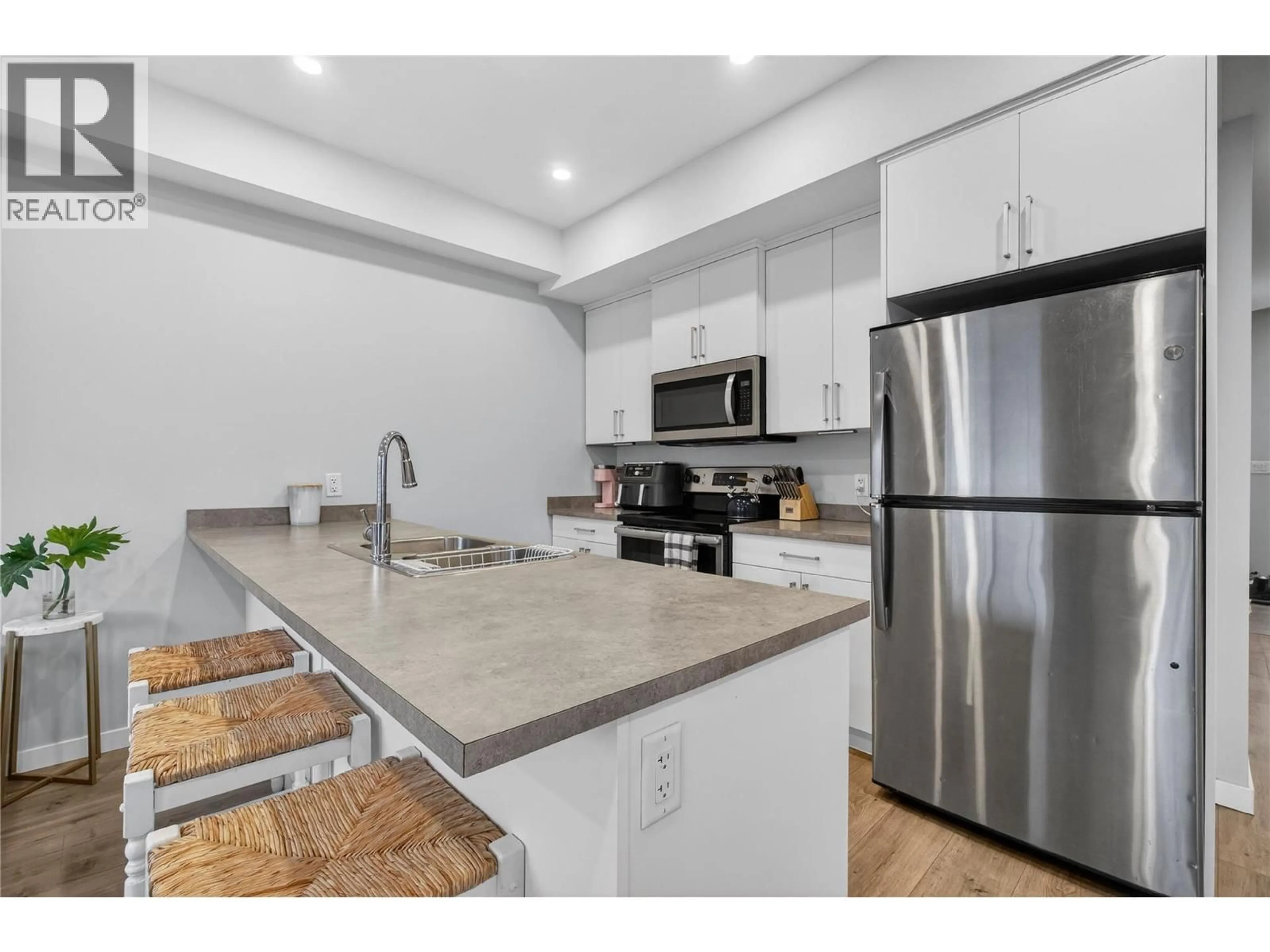 Standard kitchen, unknown for 12 - 2081 11 AVENUE NORTHEAST, Salmon Arm British Columbia V1E0G1