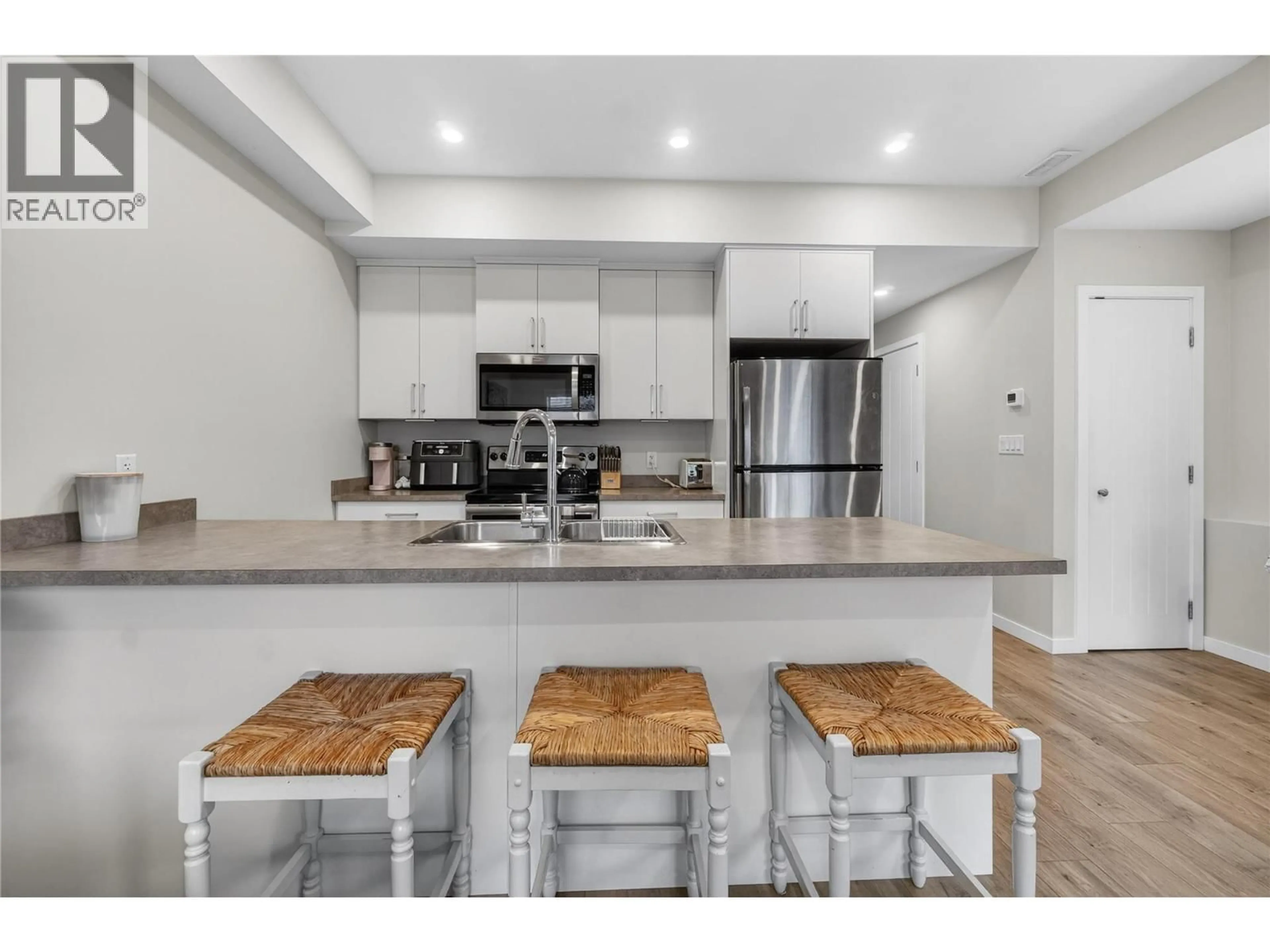 Open concept kitchen, ceramic/tile floor for 12 - 2081 11 AVENUE NORTHEAST, Salmon Arm British Columbia V1E0G1