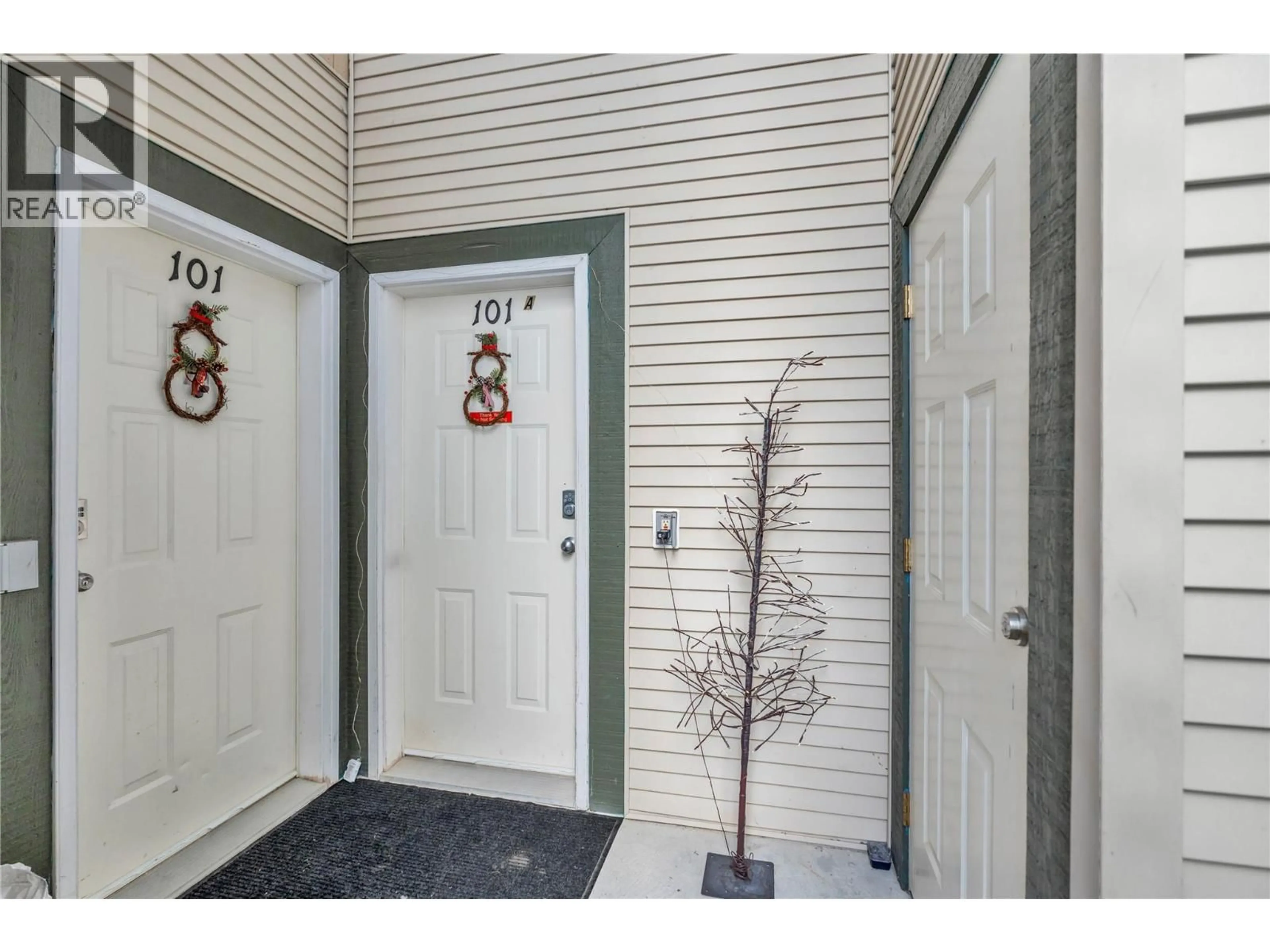 Indoor entryway for 101 - 156 CLEARVIEW CRESCENT, Apex Mountain British Columbia V2A0E2