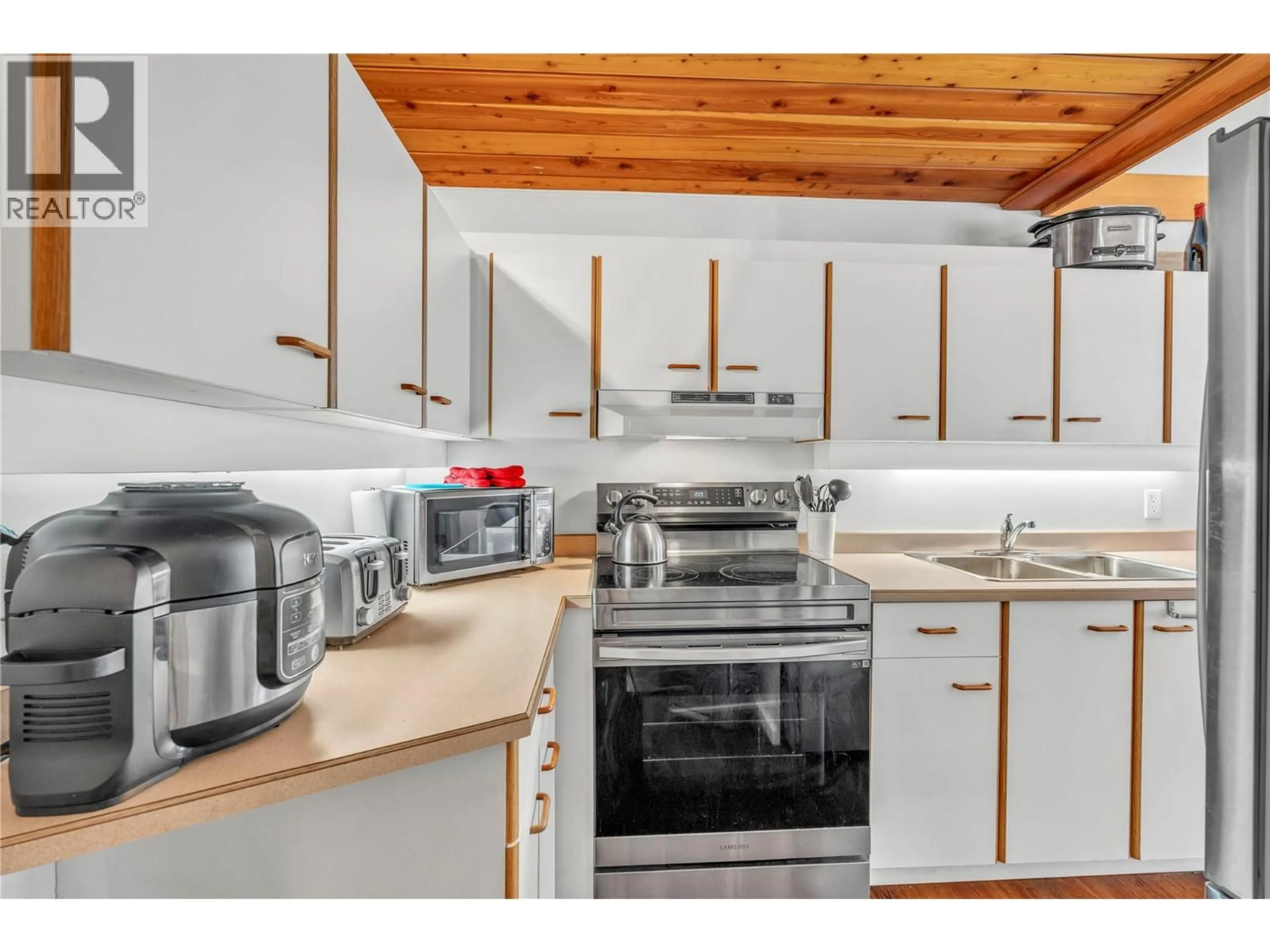 Standard kitchen, wood/laminate floor for 101 - 156 CLEARVIEW CRESCENT, Apex Mountain British Columbia V2A0E2