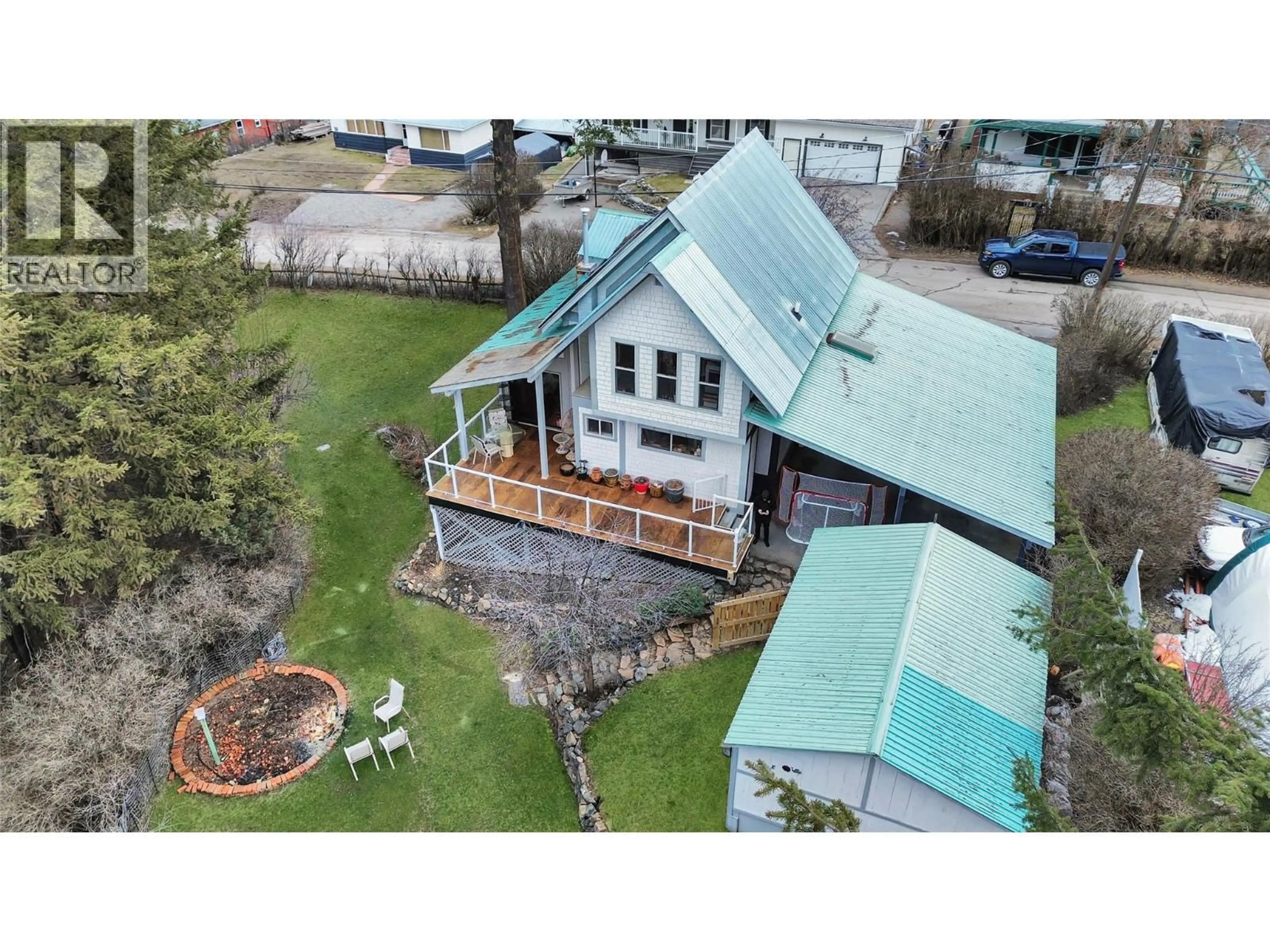 A pic from outside/outdoor area/front of a property/back of a property/a pic from drone, building for 153 BILLITER AVENUE, Princeton British Columbia V0X1W0