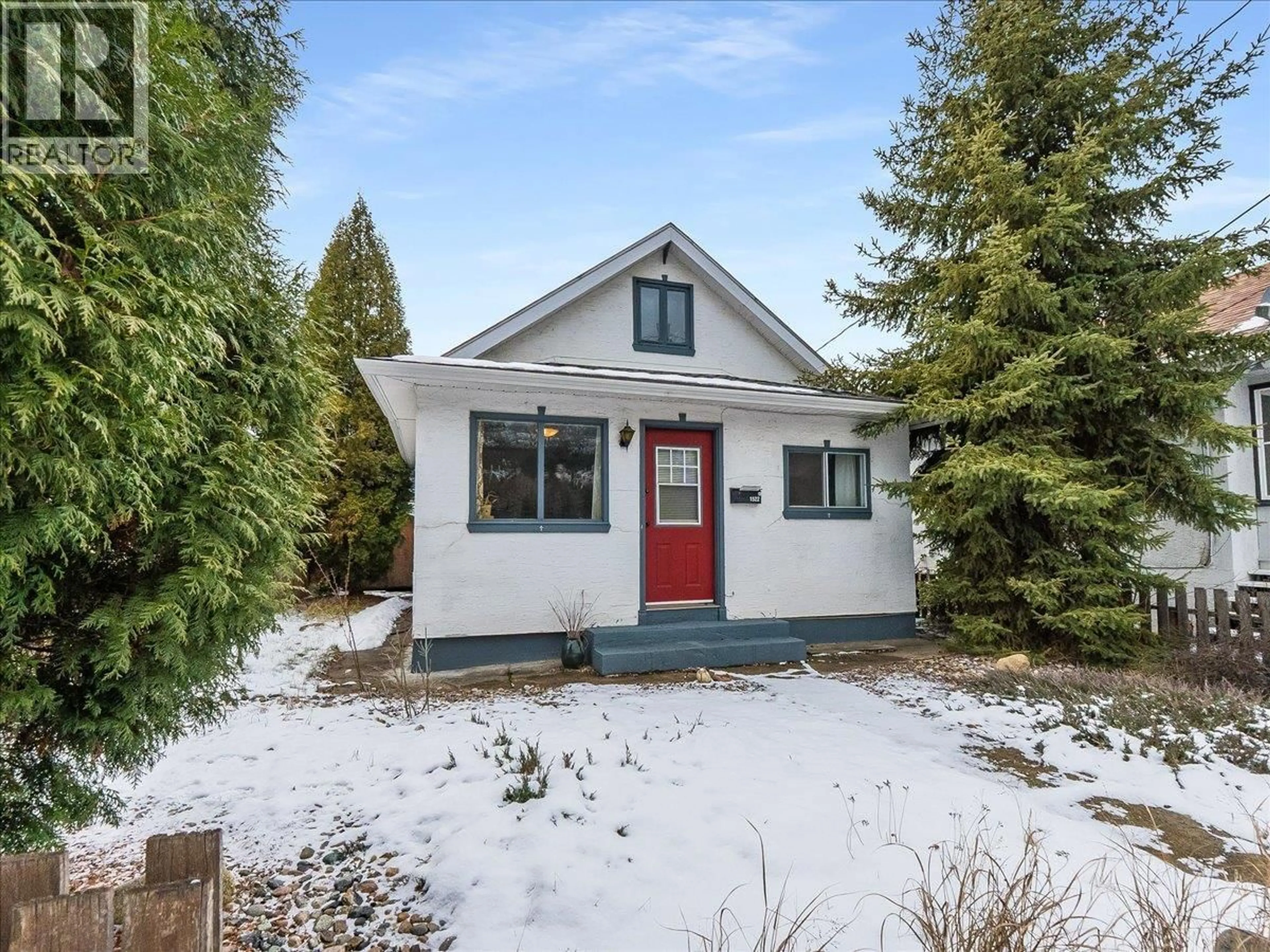 Home with vinyl exterior material, street for 1522 THIRD AVENUE, Trail British Columbia V1R1P7