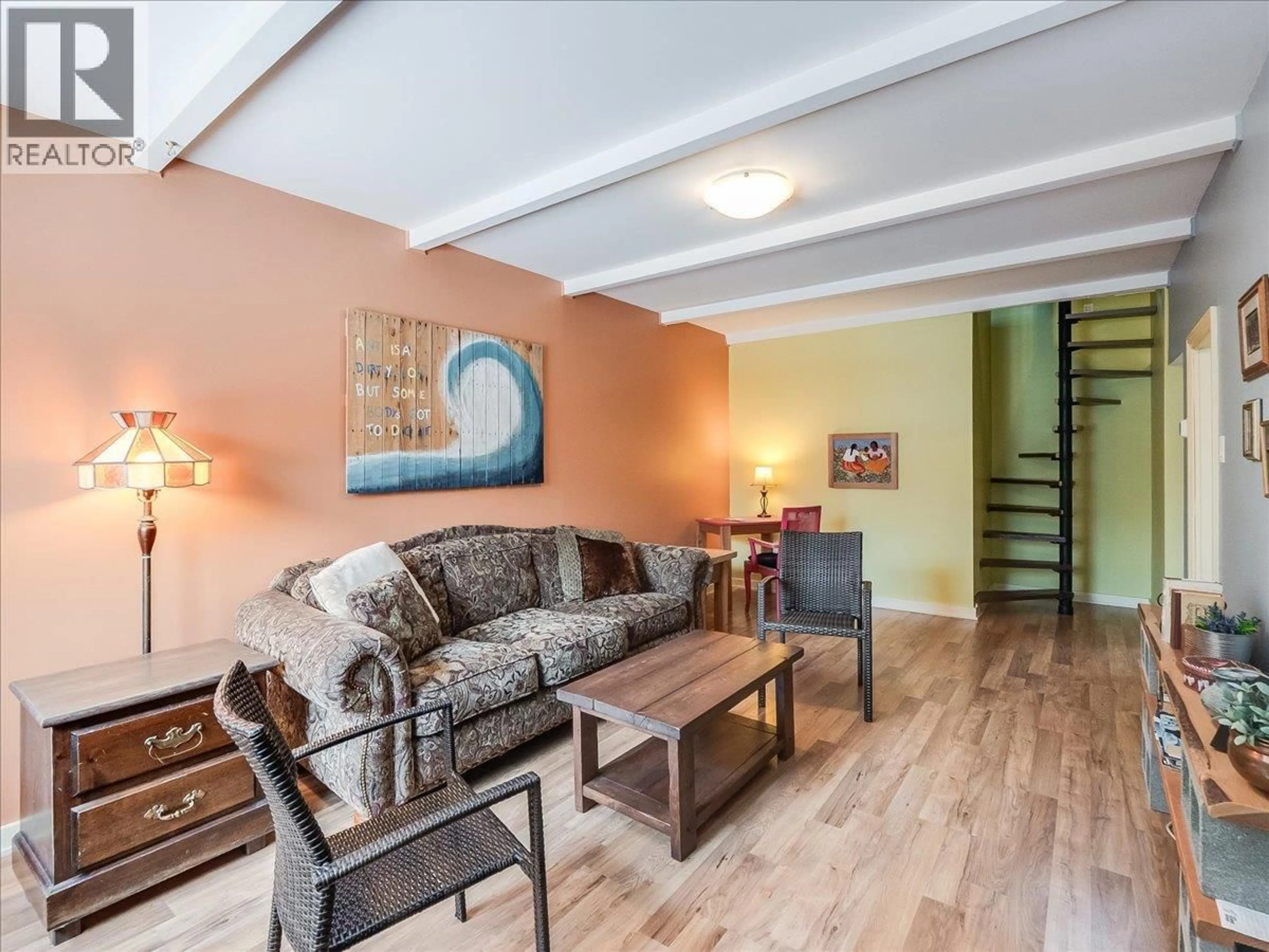 Living room with furniture, wood/laminate floor for 1522 THIRD AVENUE, Trail British Columbia V1R1P7