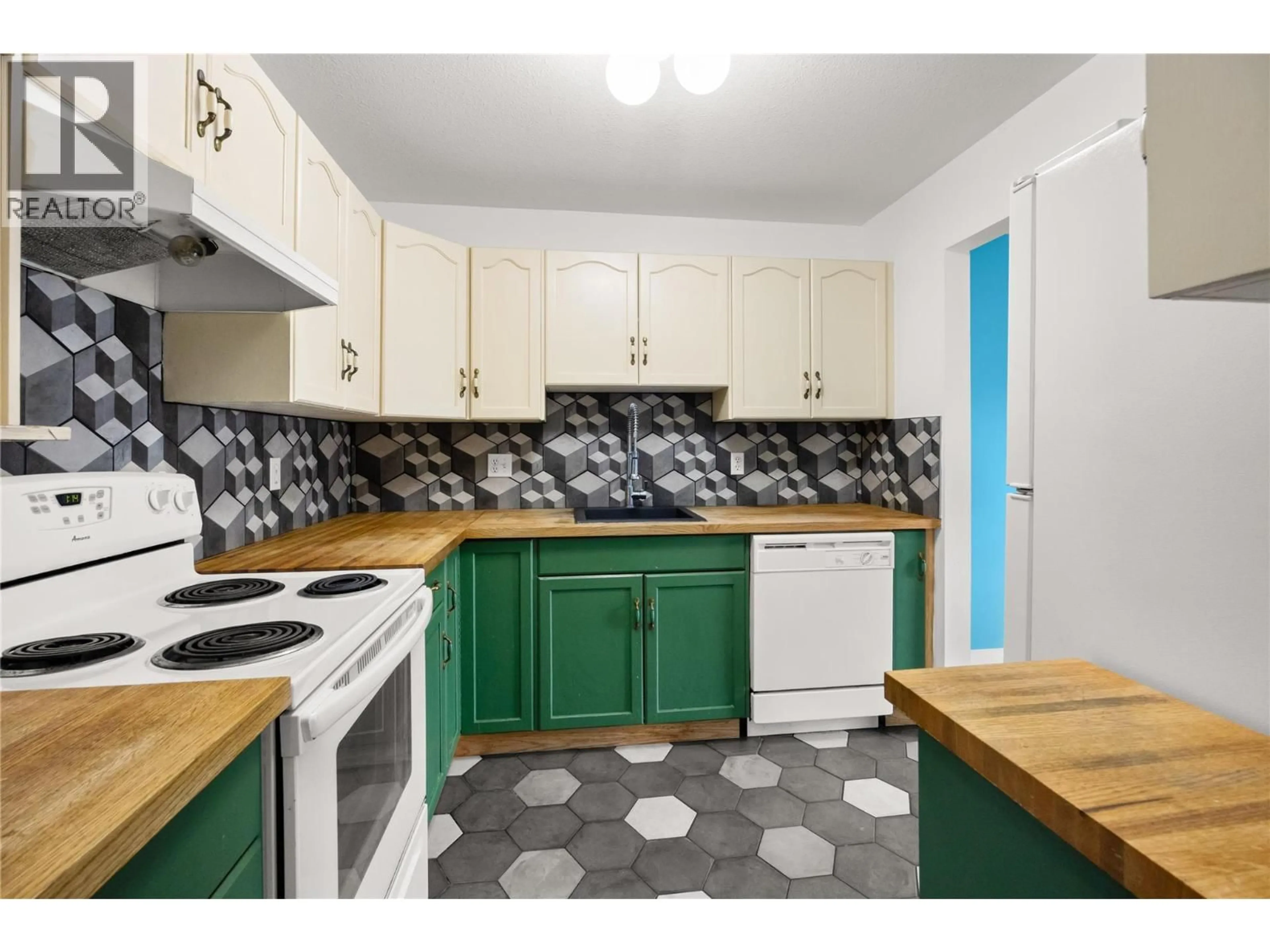 Standard kitchen, unknown for 104 - 390 RIGSBY STREET, Penticton British Columbia V2A5S7