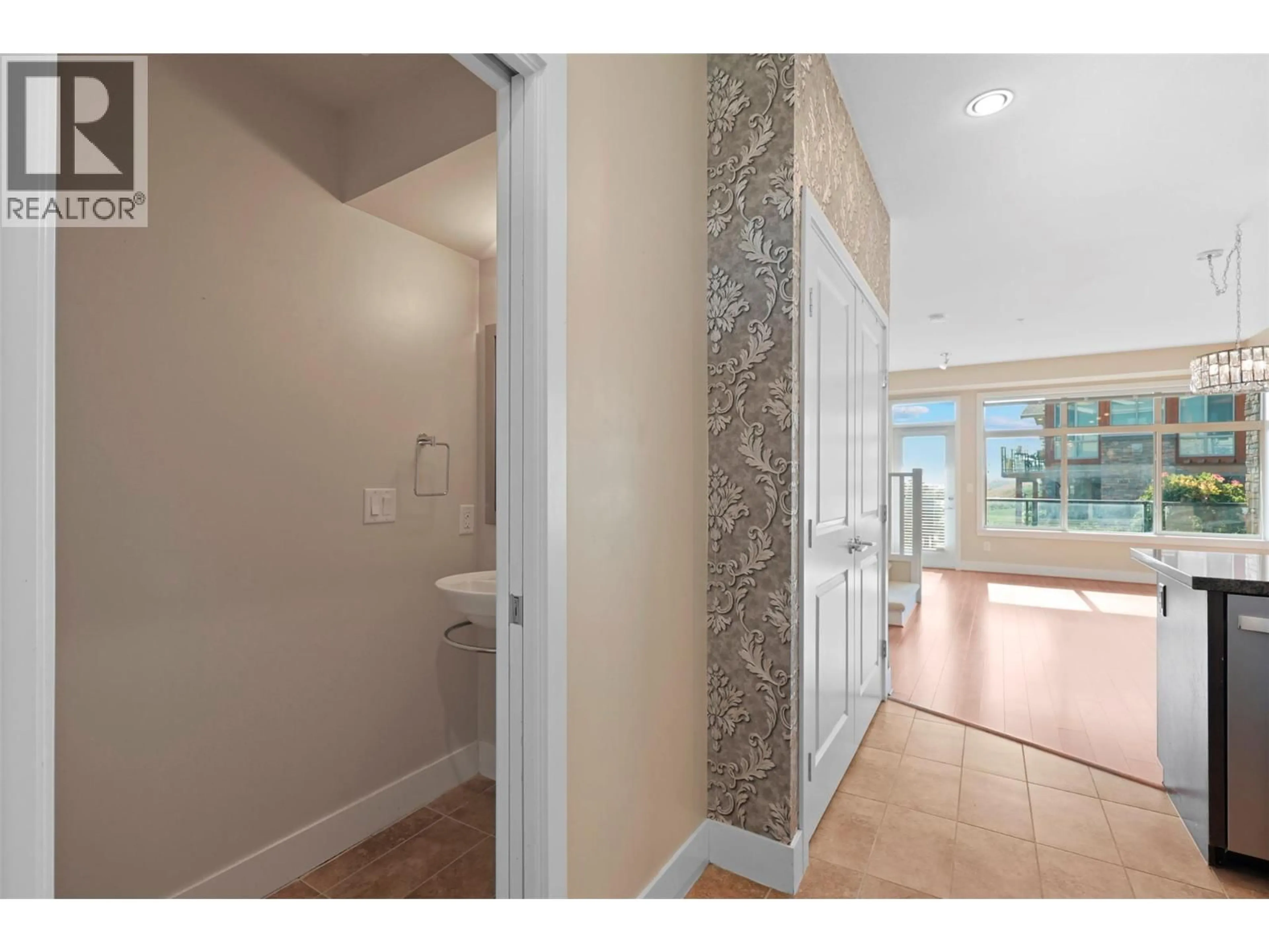 Indoor entryway for 31 - 130 COLEBROOK ROAD, Kamloops British Columbia V1S0B4