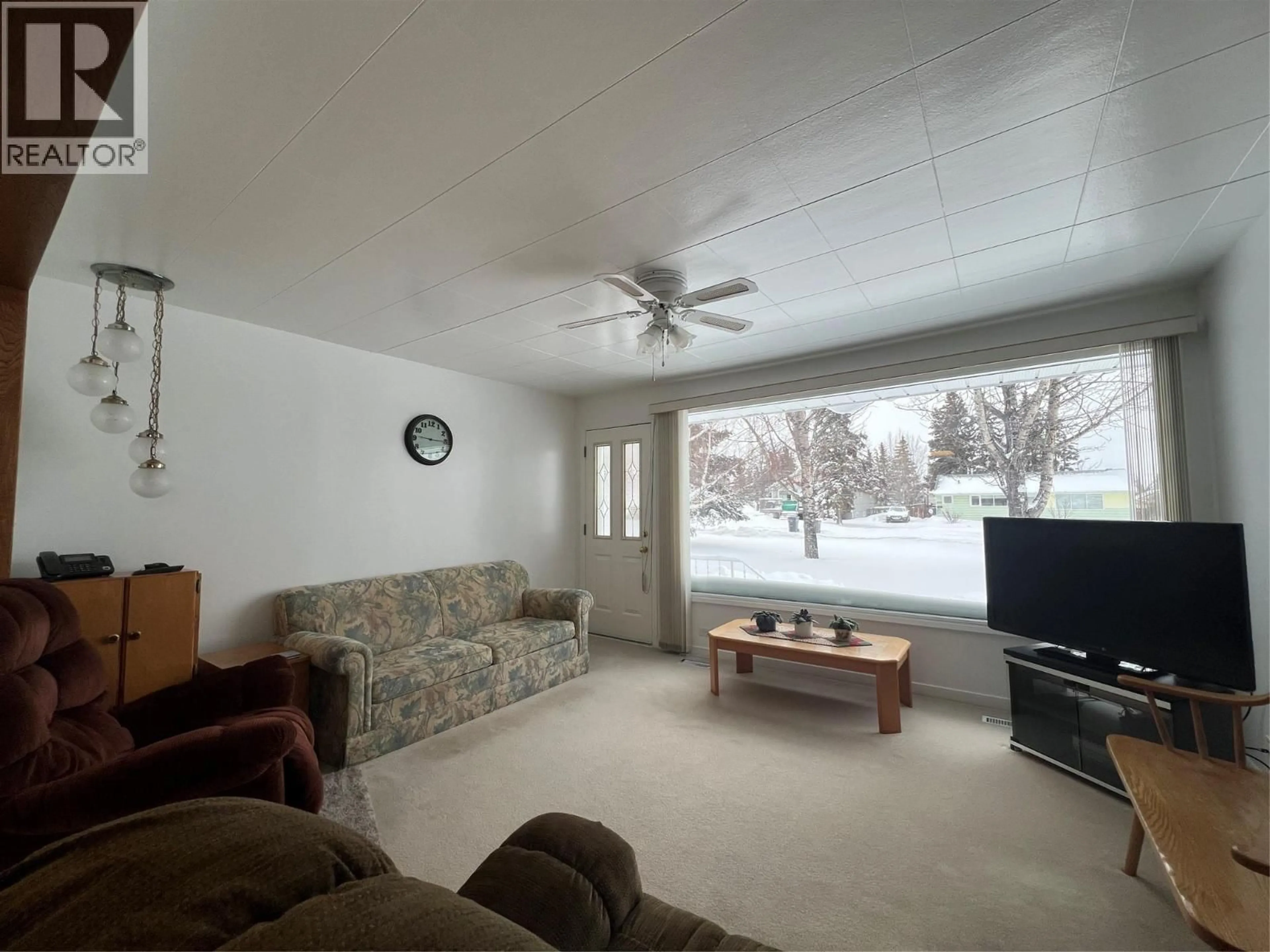 Living room with furniture, unknown for 904 92 AVENUE, Dawson Creek British Columbia V1G1B8