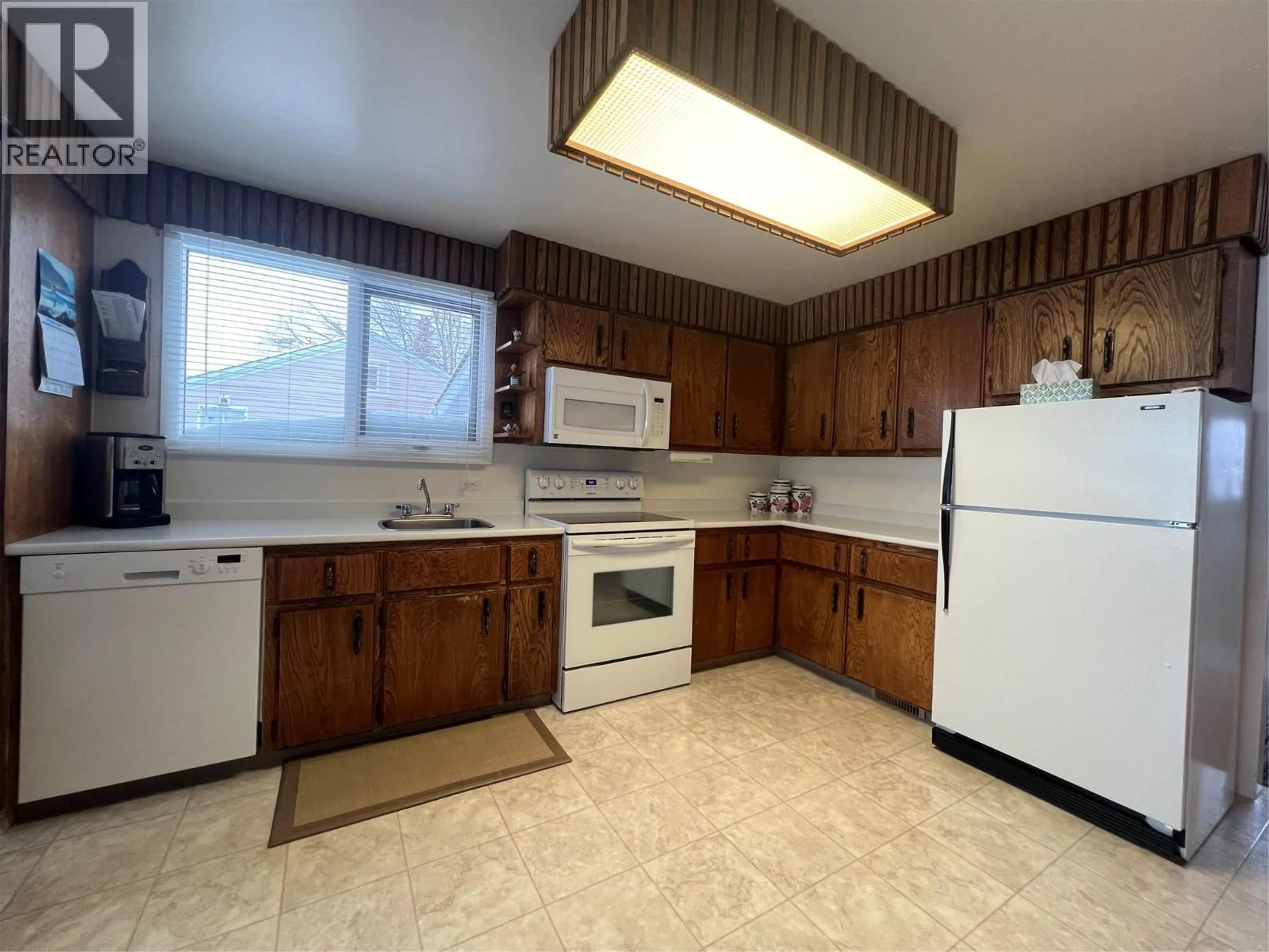 Standard kitchen, unknown for 904 92 AVENUE, Dawson Creek British Columbia V1G1B8