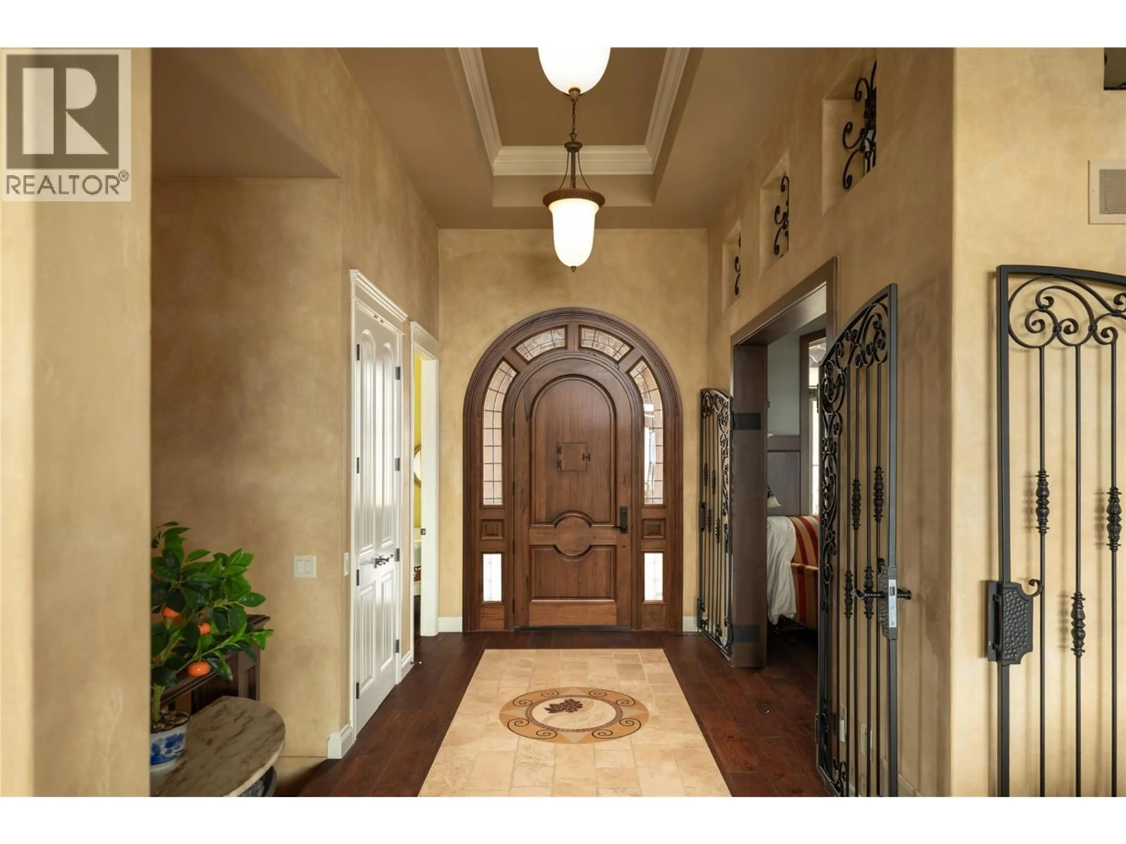 Indoor foyer for 954 HEWETSON AVENUE, Kelowna British Columbia V1W5H8