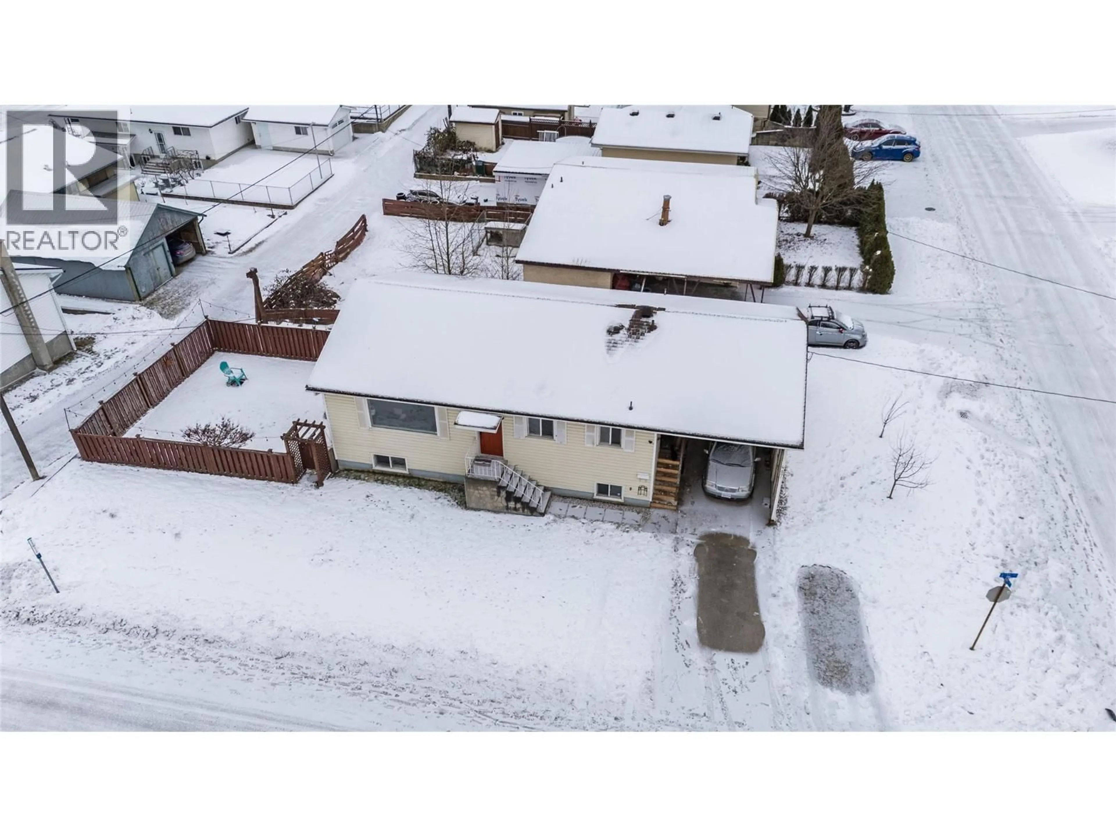 A pic from outside/outdoor area/front of a property/back of a property/a pic from drone, building for 601 6TH AVENUE, Castlegar British Columbia V1N1T8