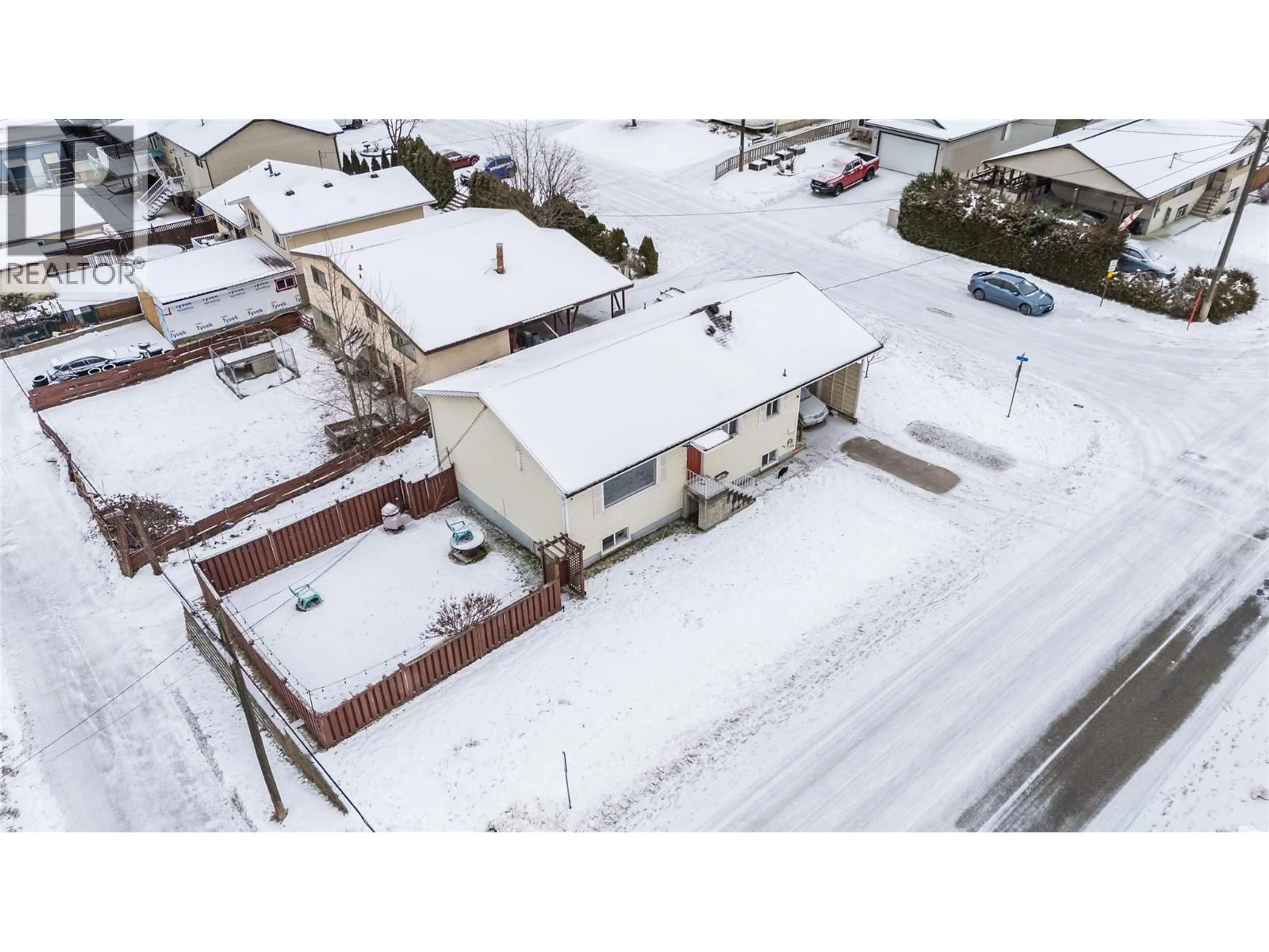 A pic from outside/outdoor area/front of a property/back of a property/a pic from drone, building for 601 6TH AVENUE, Castlegar British Columbia V1N1T8