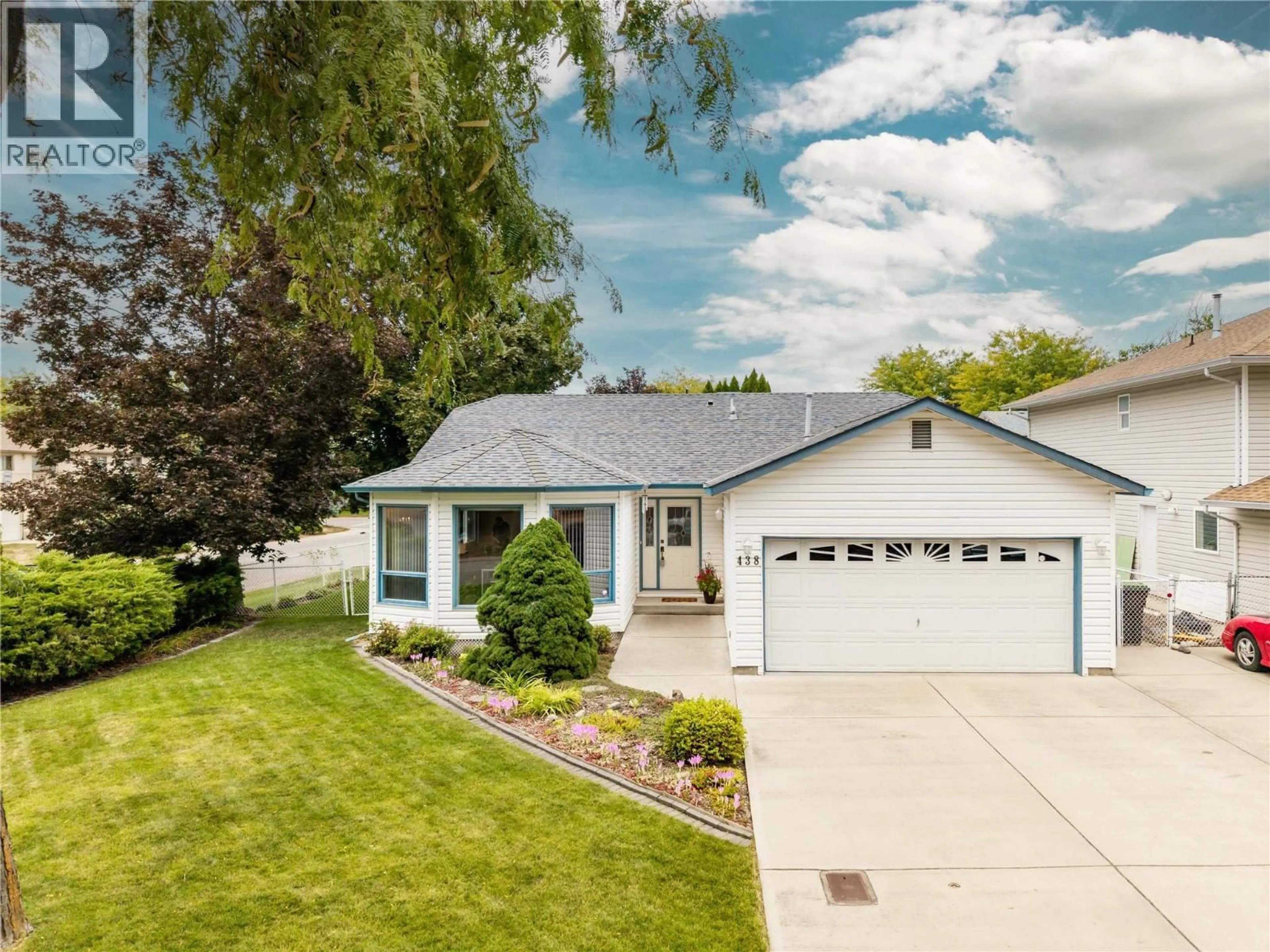 Home with vinyl exterior material, street for 438 PARFITT COURT, Kelowna British Columbia V1X7M9