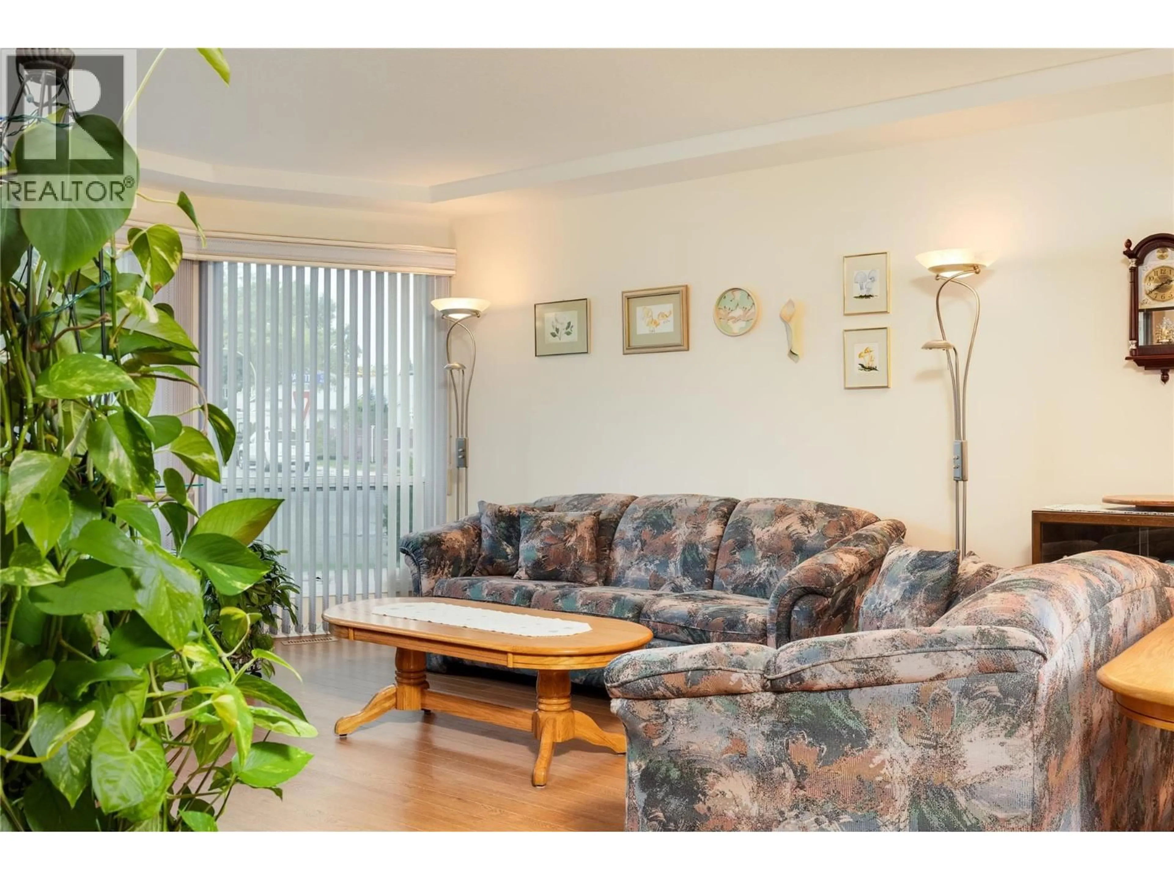 Living room with furniture, wood/laminate floor for 438 PARFITT COURT, Kelowna British Columbia V1X7M9