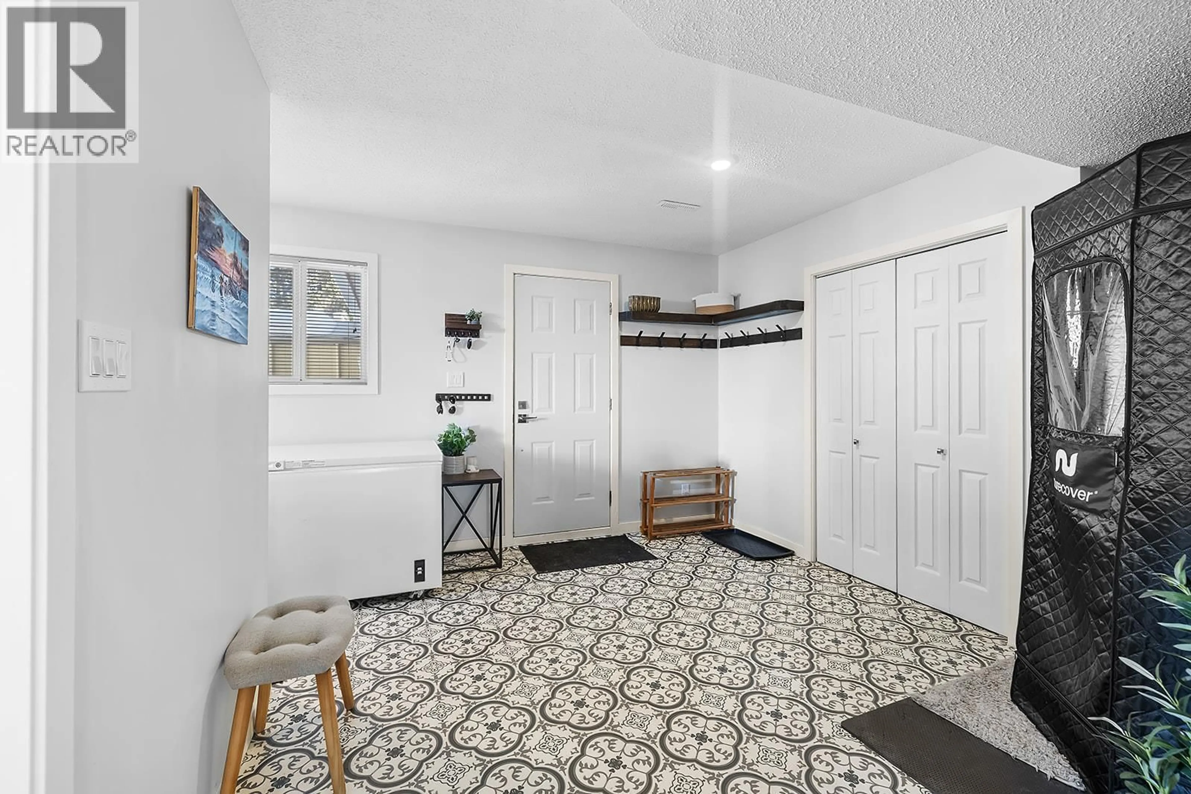 Indoor entryway for 2708 2A STREET SOUTH, Cranbrook British Columbia V1C5B3