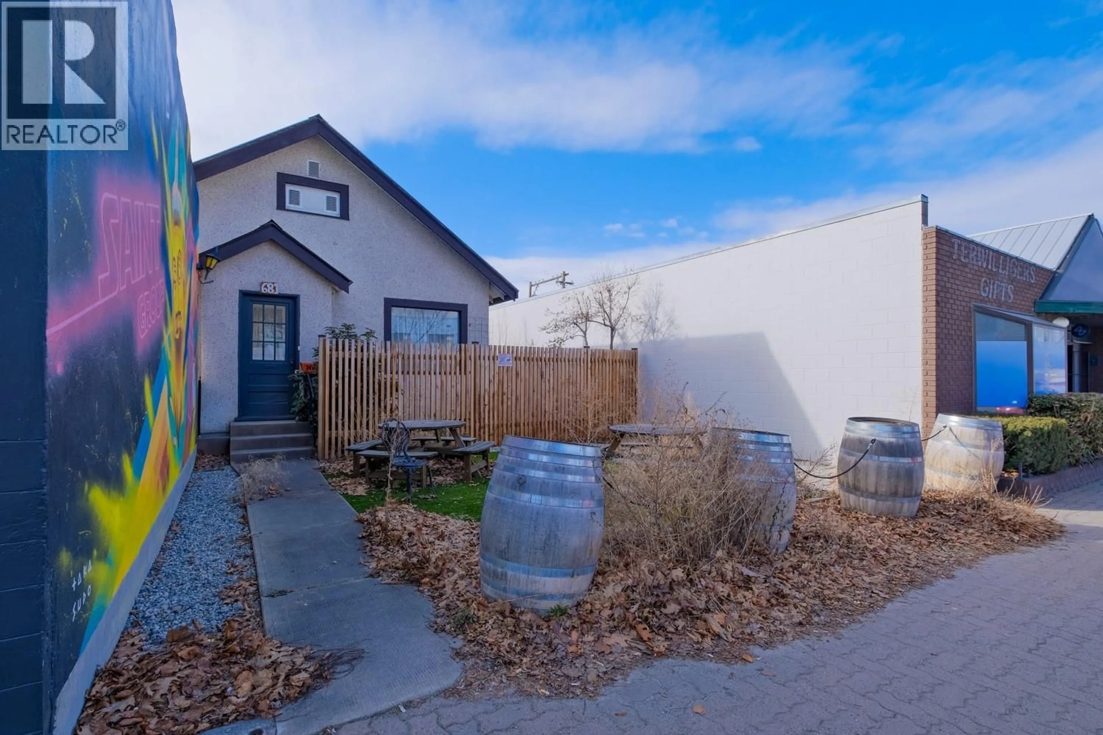 Patio, street for 681 MAIN STREET, Penticton British Columbia V2A5C9