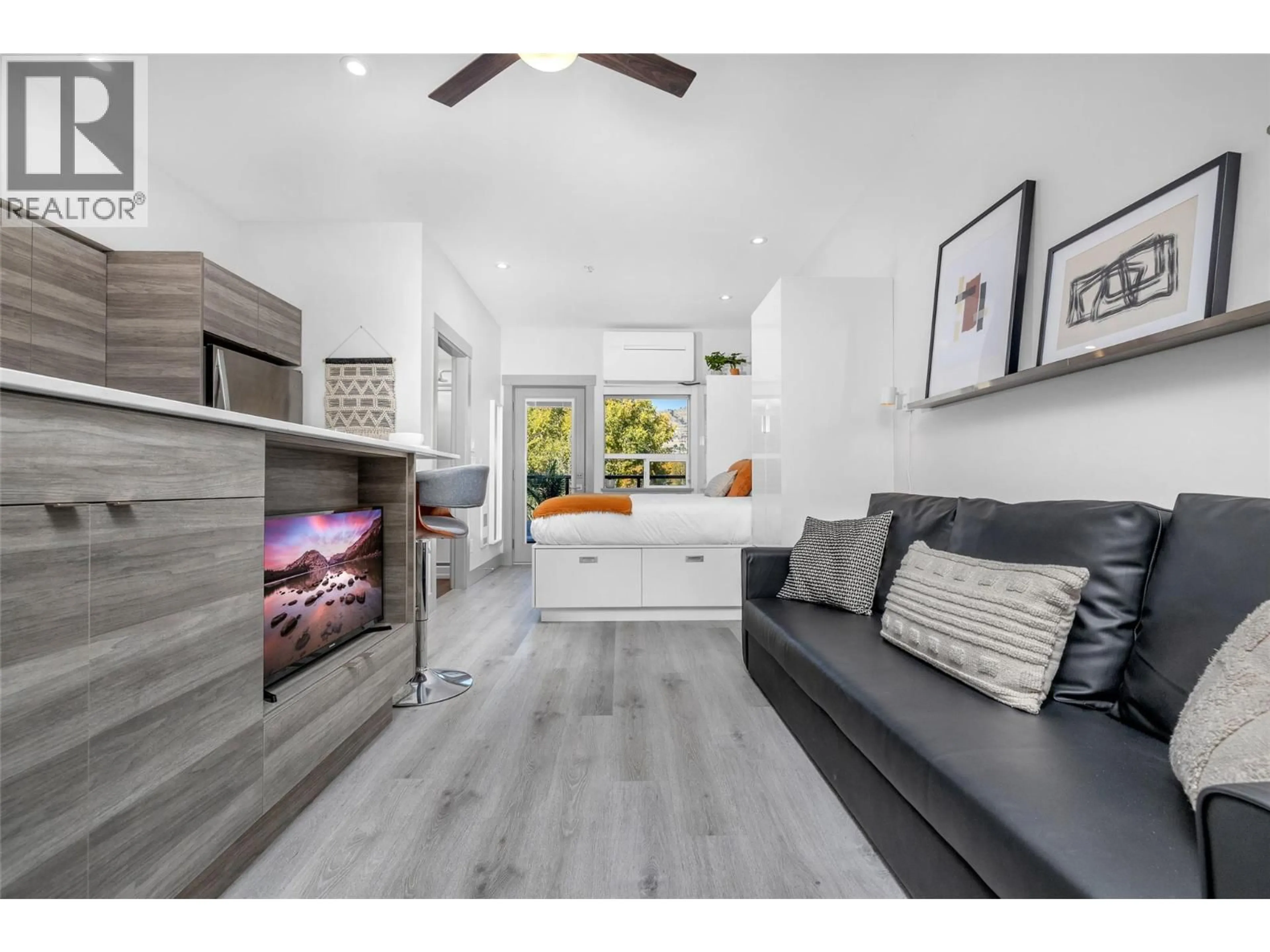 Living room with furniture, wood/laminate floor for 211 - 2555 LAKESHORE ROAD, Vernon British Columbia V1H0A4