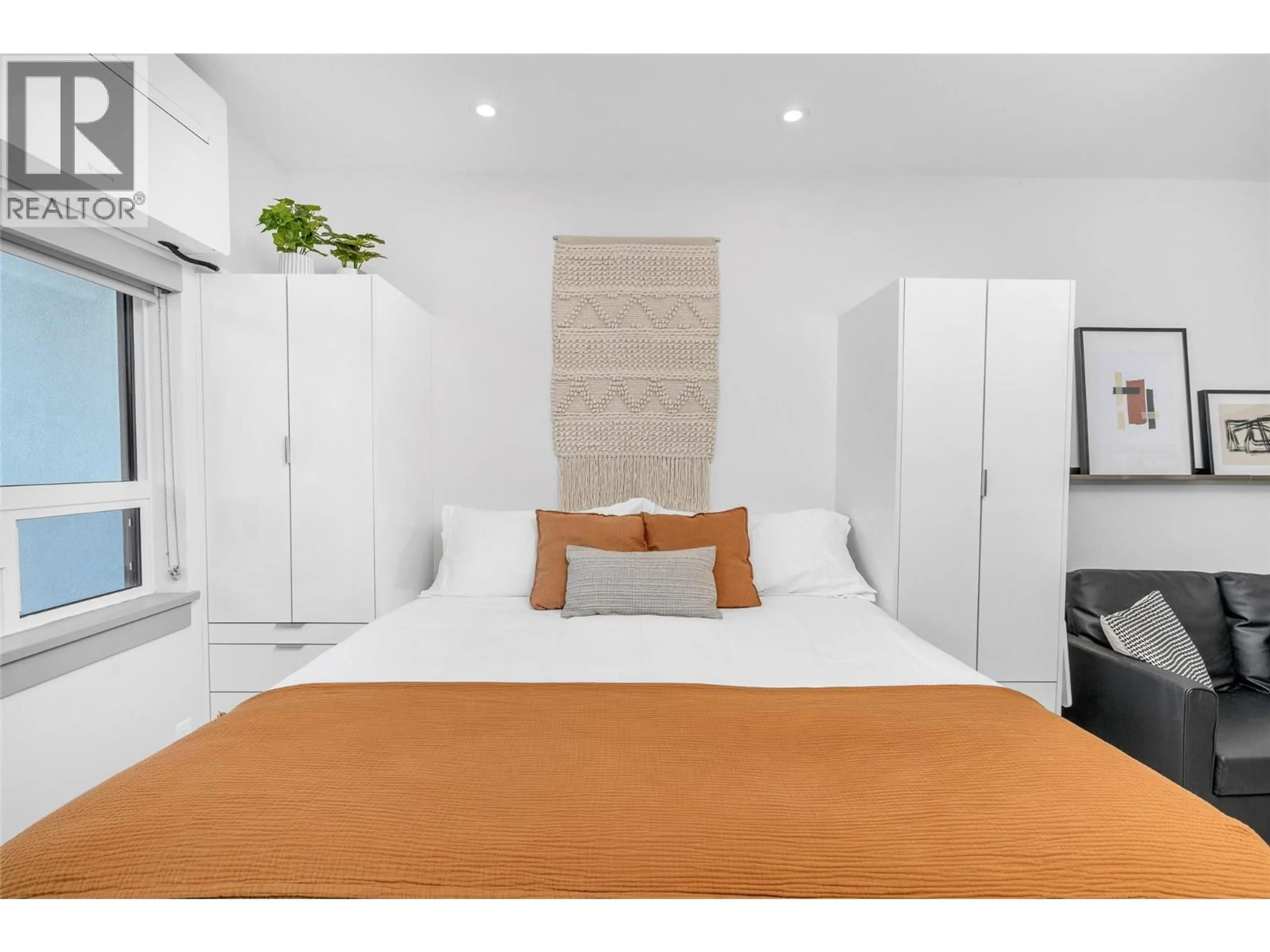 Bedroom with bed, wood/laminate floor for 211 - 2555 LAKESHORE ROAD, Vernon British Columbia V1H0A4