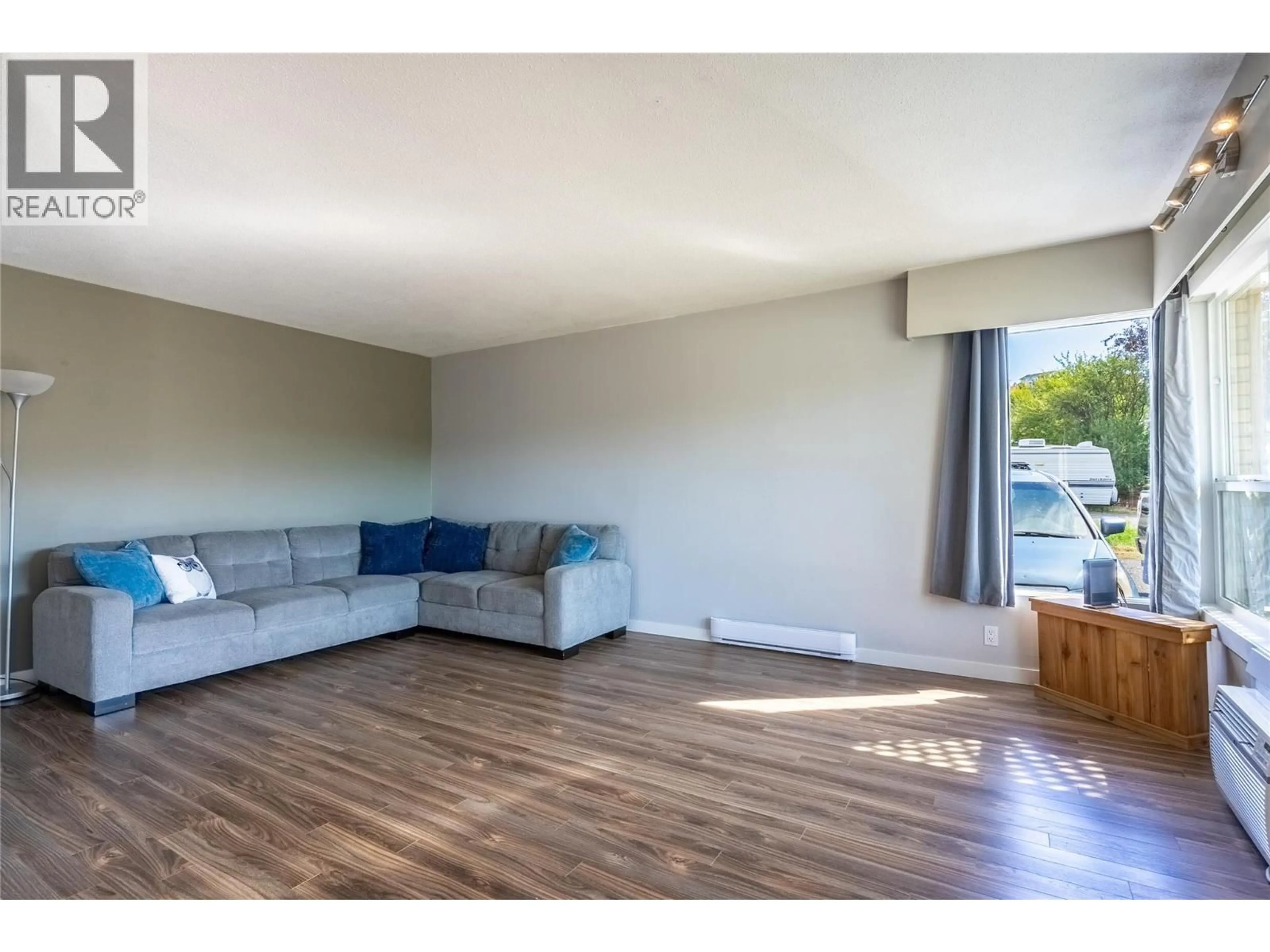 Living room with furniture, wood/laminate floor for 5 - 1200 PARKE ROAD, Cache Creek British Columbia V0K1H0