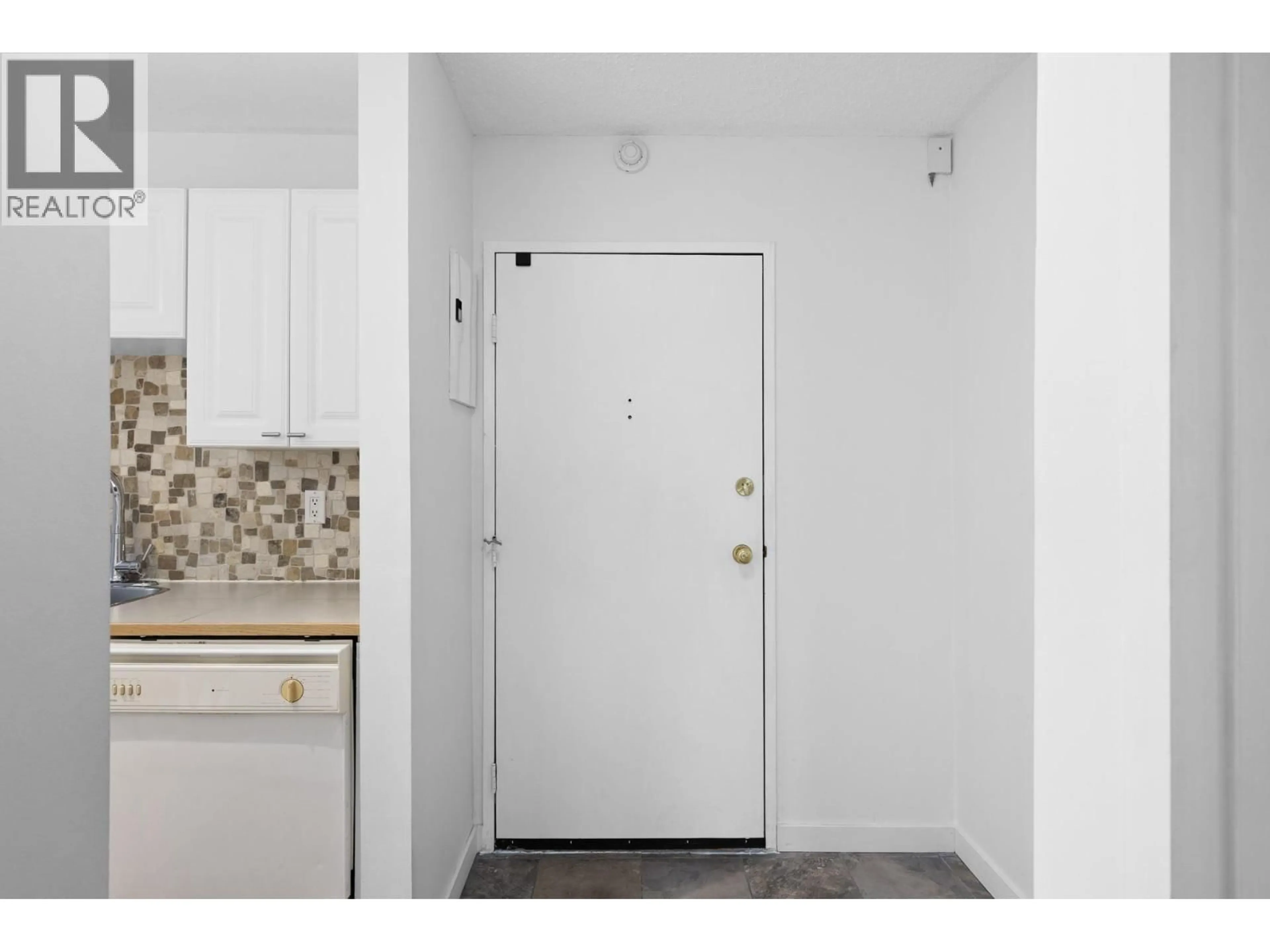 Indoor entryway for 112 - 445 ALL STAR COURT, Kelowna British Columbia V1X5N7