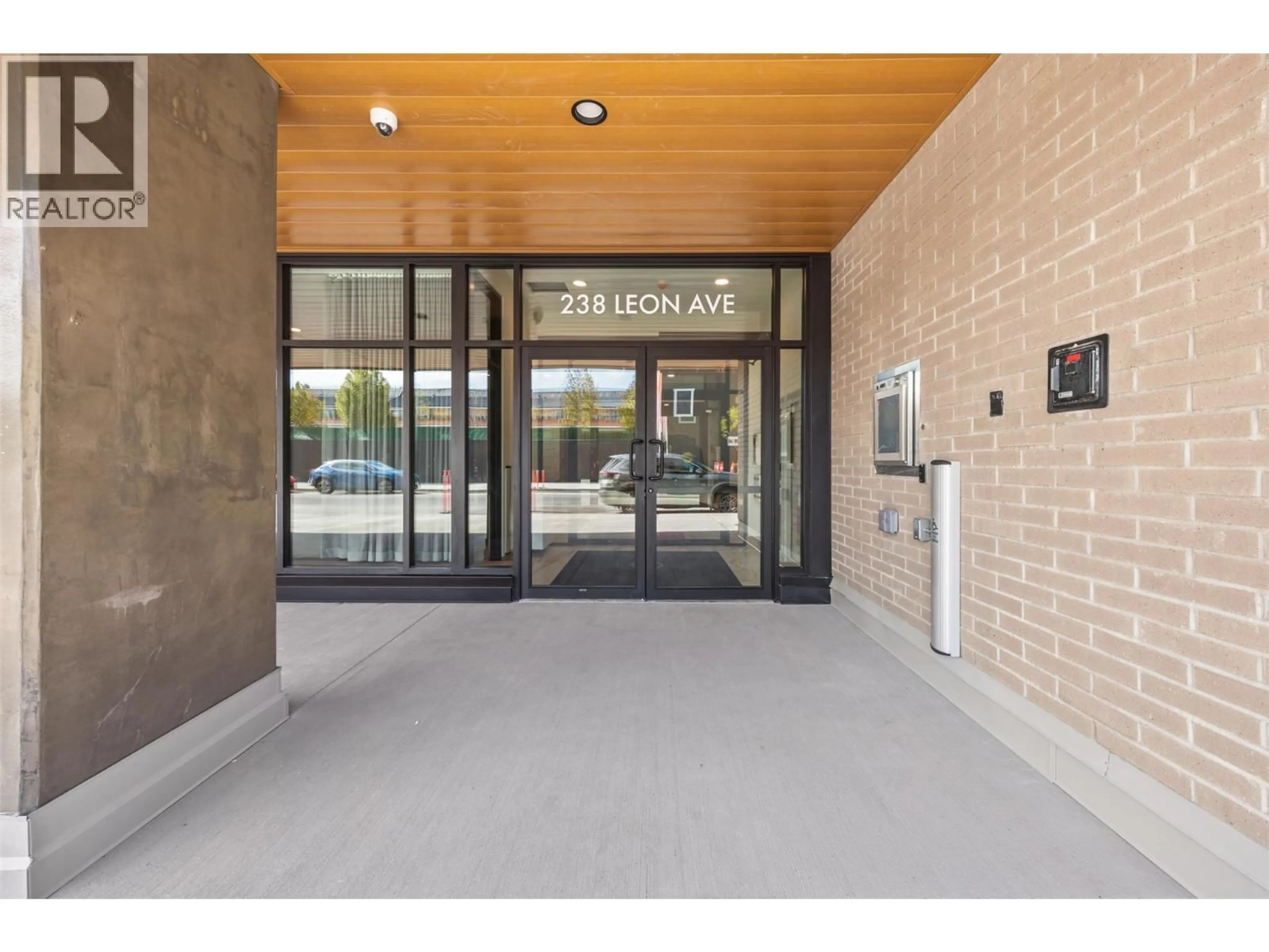 Indoor foyer for 702 - 238 LEON AVENUE, Kelowna British Columbia V1Y0N6