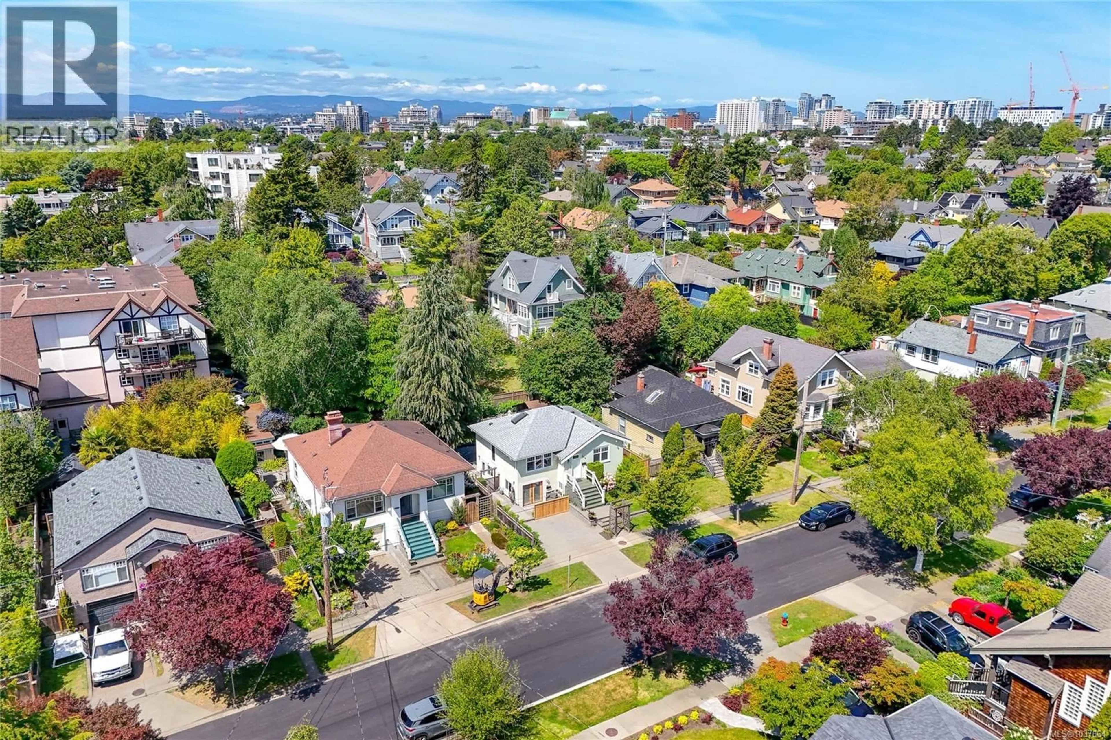 A pic from outside/outdoor area/front of a property/back of a property/a pic from drone, unknown for 548 CORNWALL STREET, Victoria British Columbia V8V4L1