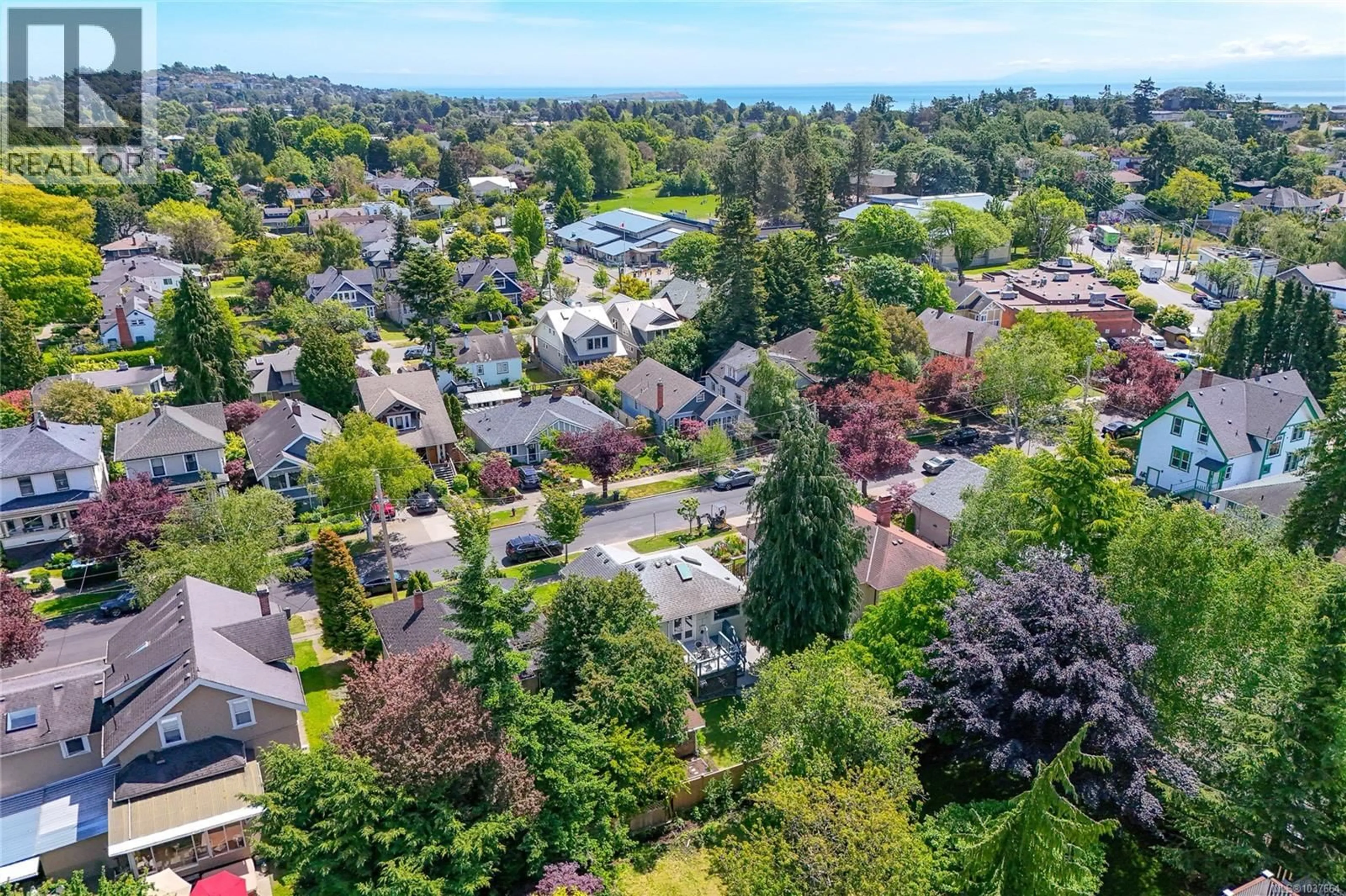 A pic from outside/outdoor area/front of a property/back of a property/a pic from drone, street for 548 CORNWALL STREET, Victoria British Columbia V8V4L1