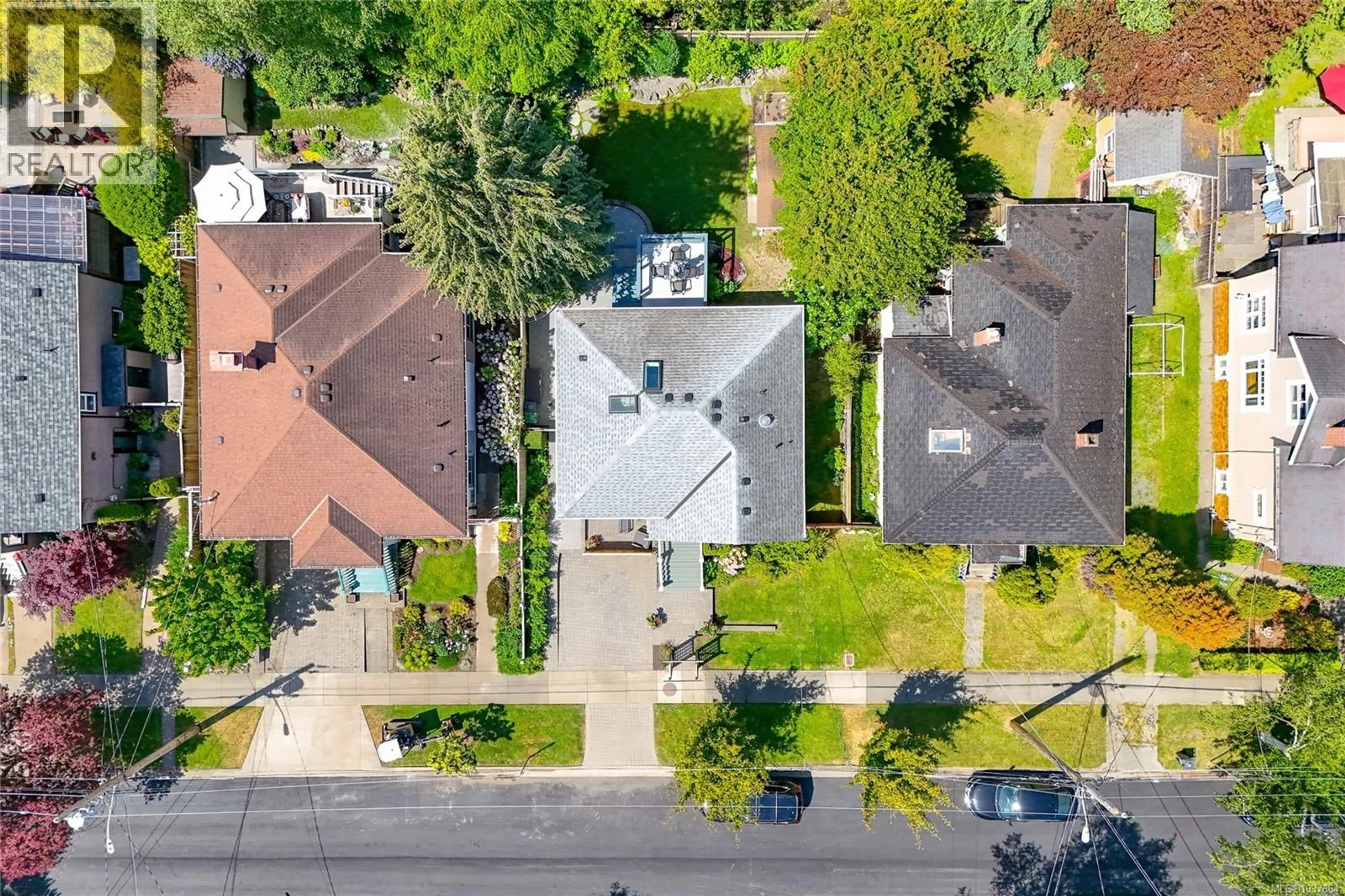 A pic from outside/outdoor area/front of a property/back of a property/a pic from drone, street for 548 CORNWALL STREET, Victoria British Columbia V8V4L1