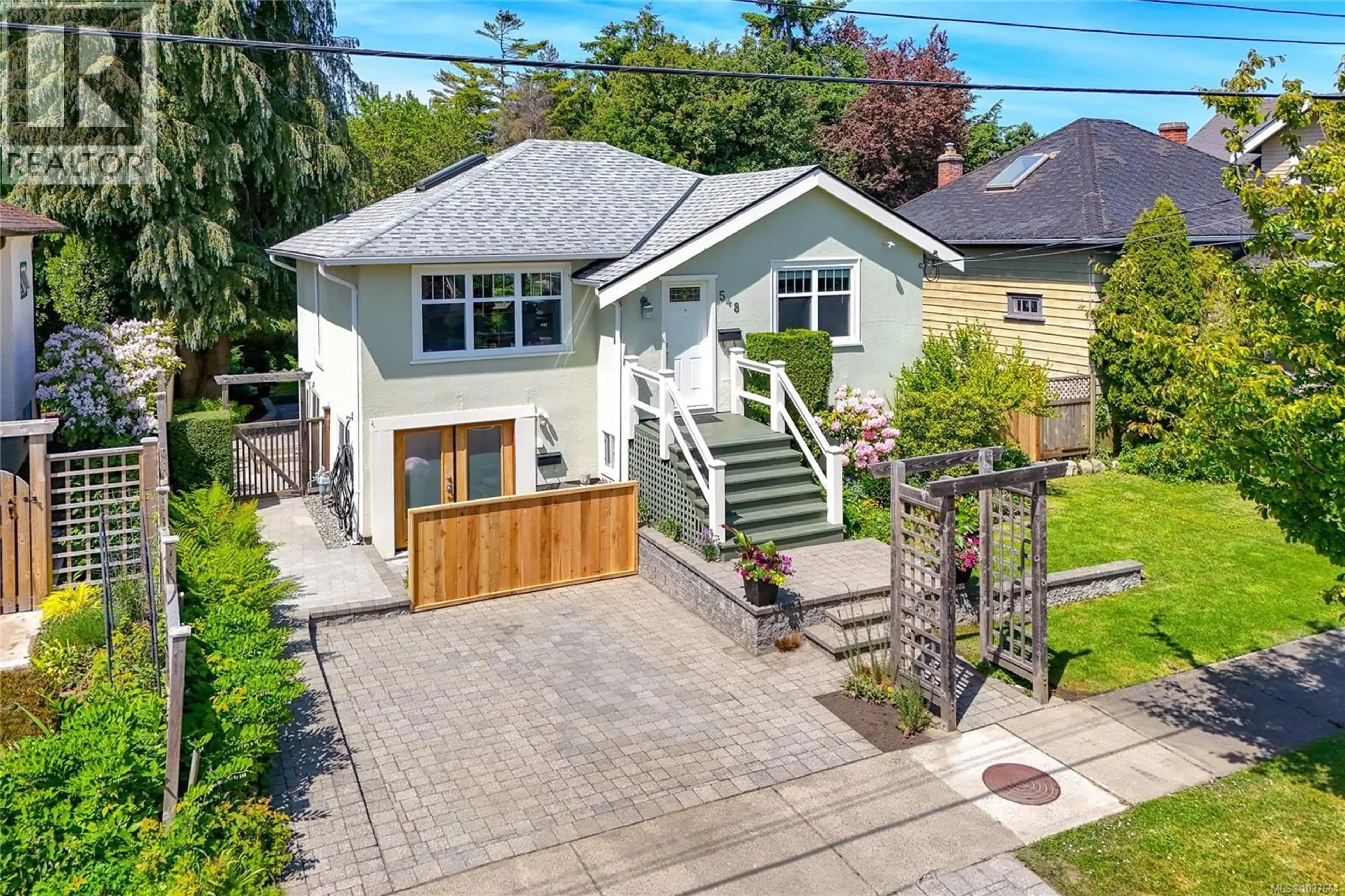 A pic from outside/outdoor area/front of a property/back of a property/a pic from drone, street for 548 CORNWALL STREET, Victoria British Columbia V8V4L1