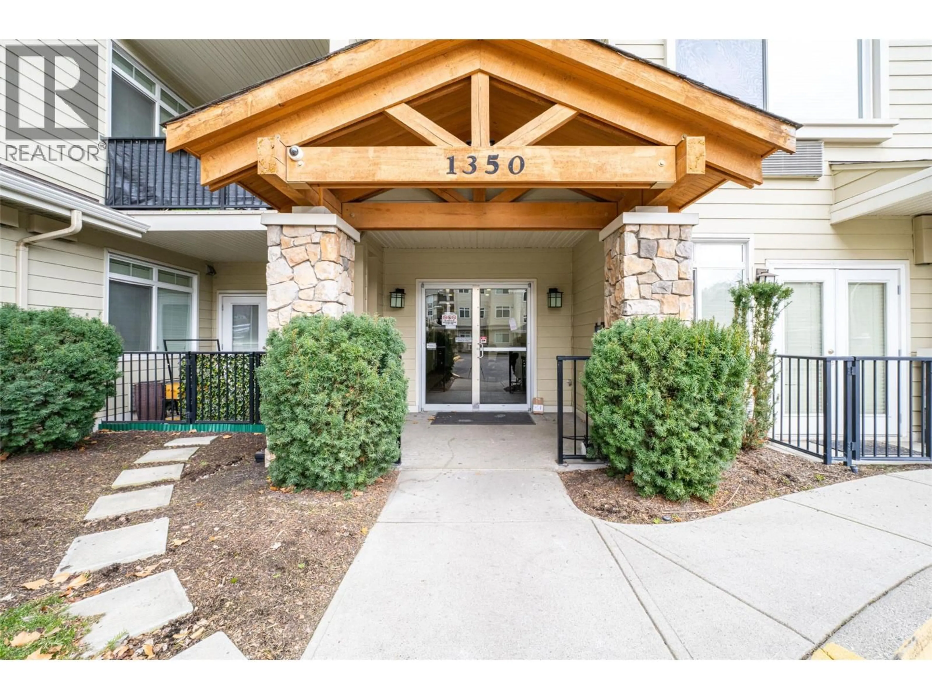 Indoor entryway for 211 - 1350 RIDGEWAY DRIVE, Kelowna British Columbia V1Y9T8