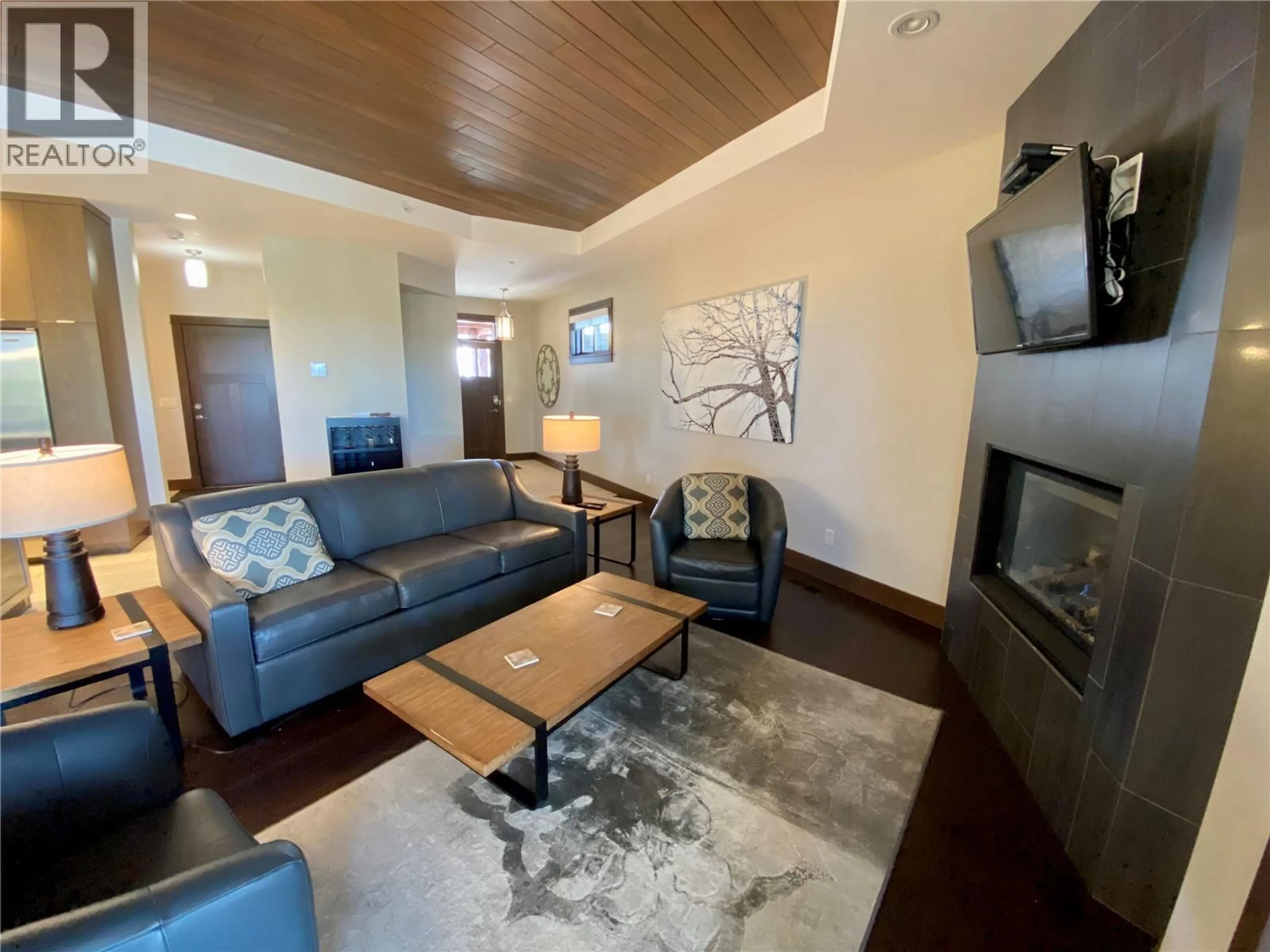 Living room with furniture, wood/laminate floor for 3E - 101 DORMIE DRIVE, Vernon British Columbia V1H1Y6