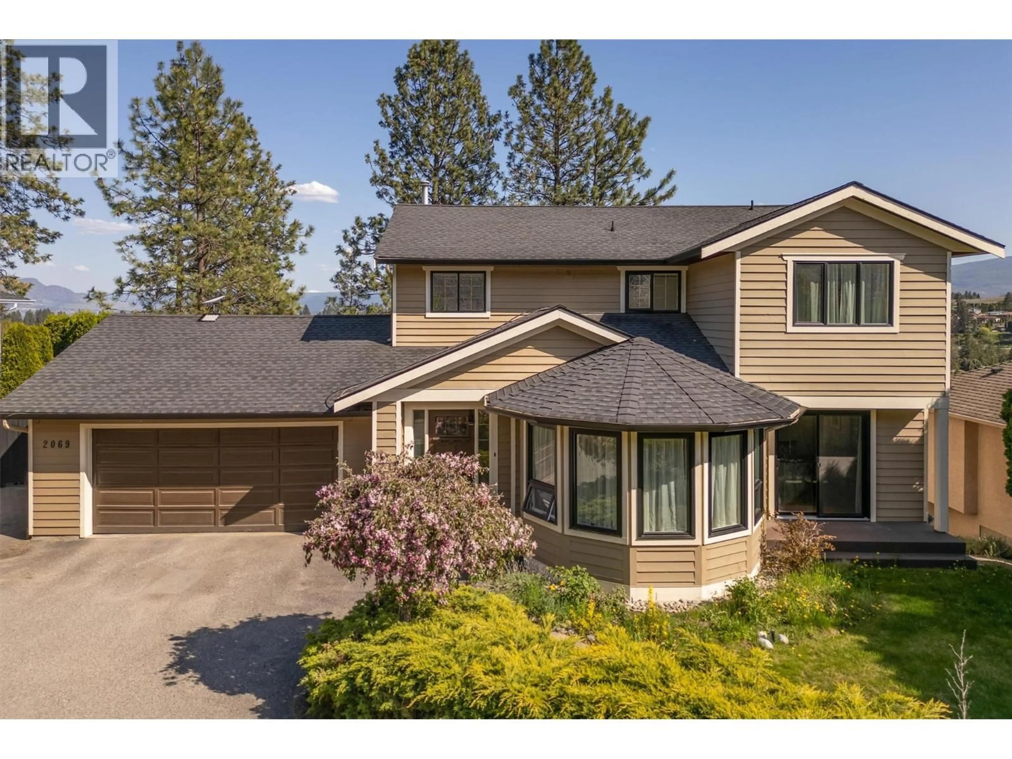 Home with vinyl exterior material, mountain view for 2069 HORIZON DRIVE, West Kelowna British Columbia V1Z3N4