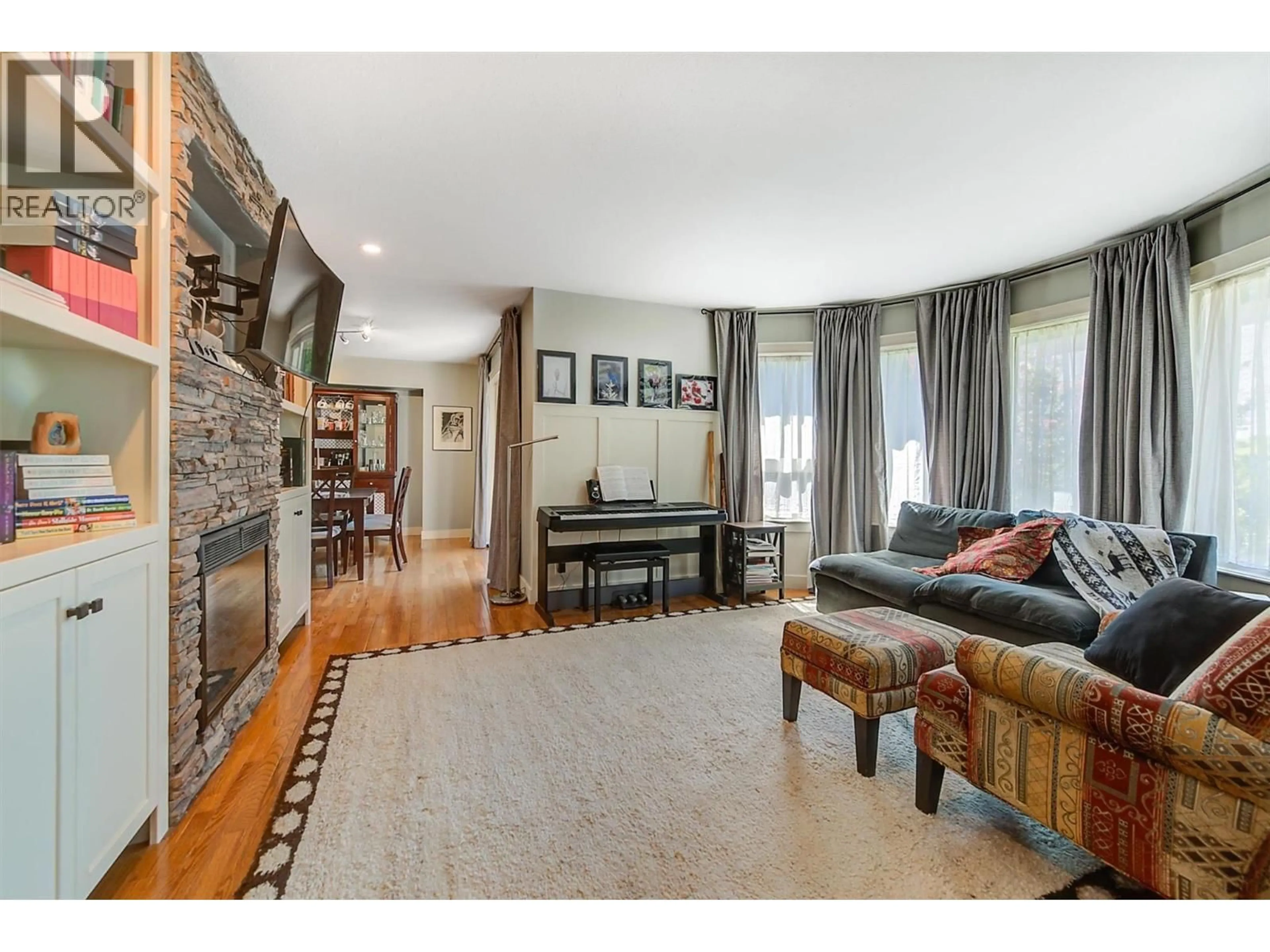 Living room with furniture, wood/laminate floor for 2069 HORIZON DRIVE, West Kelowna British Columbia V1Z3N4