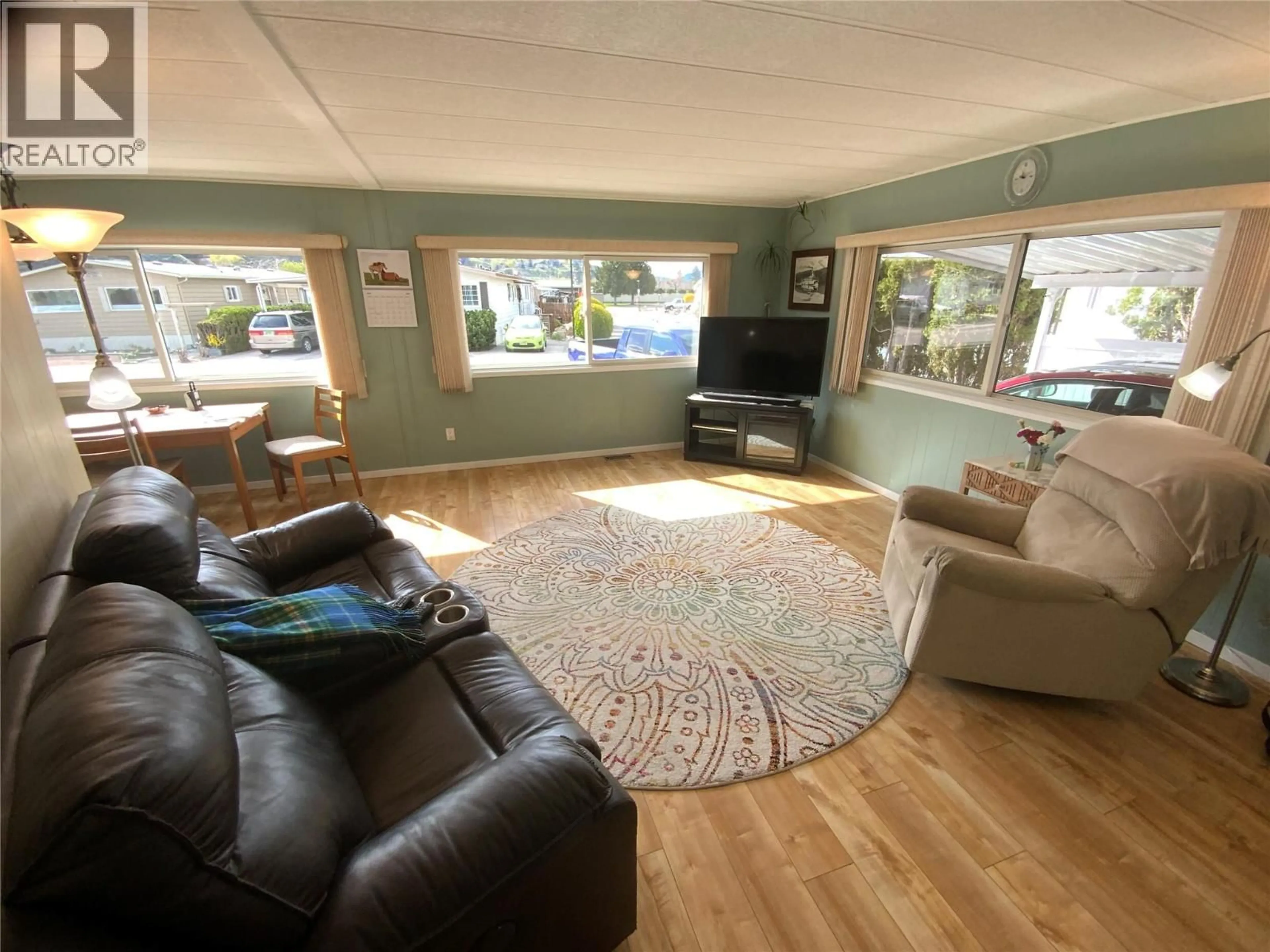 Living room with furniture, unknown for 317 - 3105 SOUTH MAIN STREET, Penticton British Columbia V2A7H1