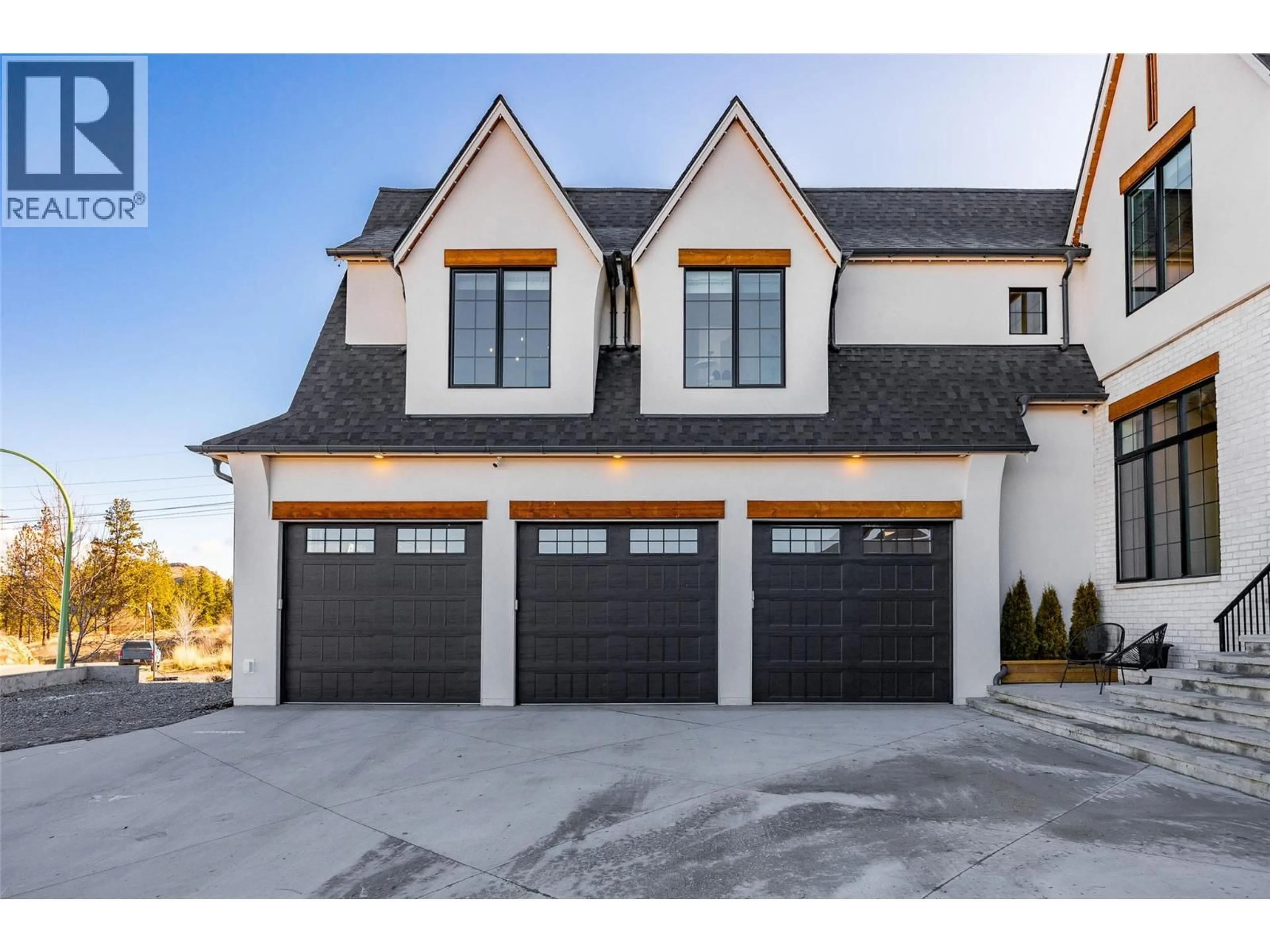 Indoor garage for 622 TRUMPETER ROAD, Kelowna British Columbia V1W5K6