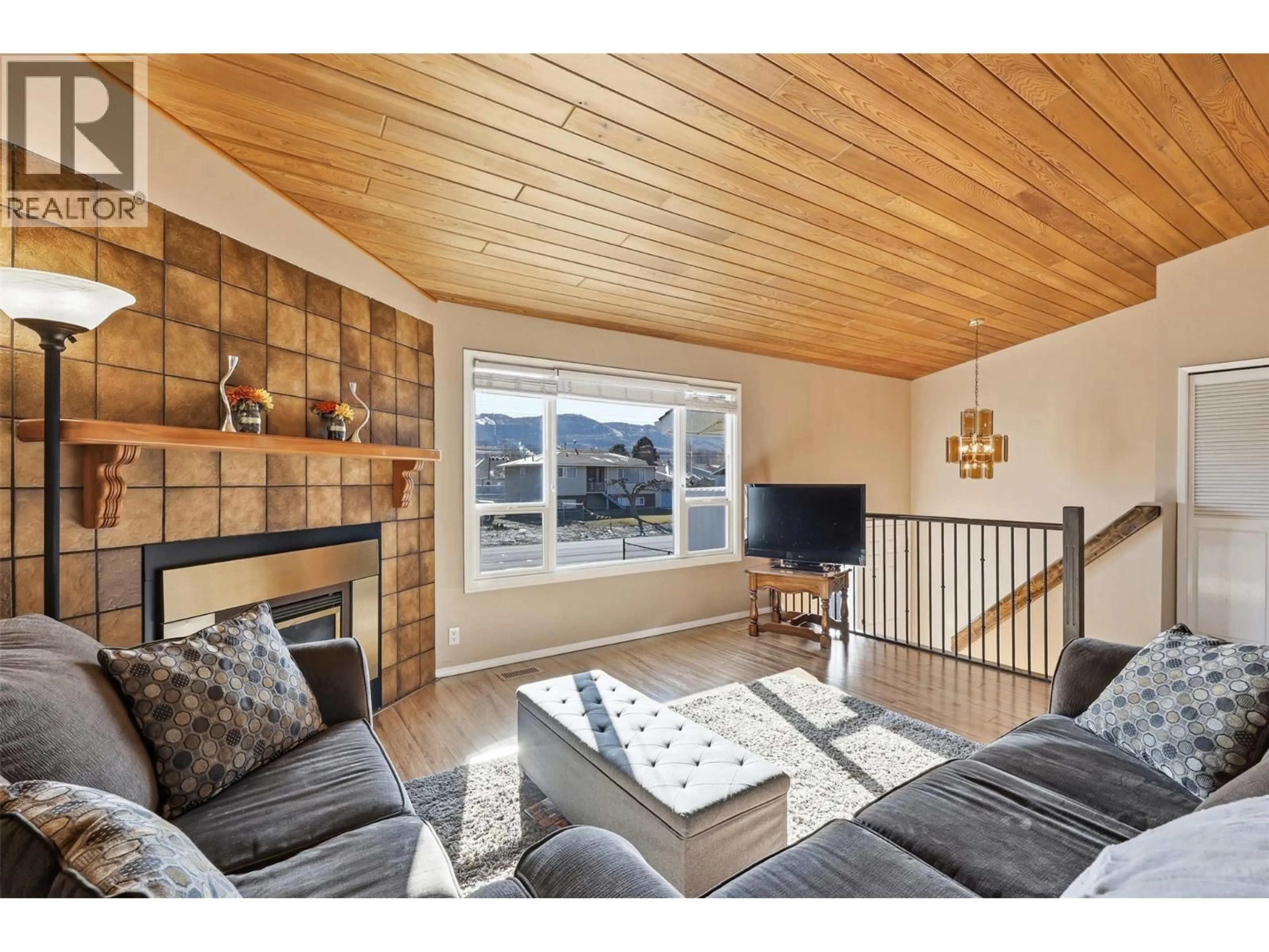 Living room with furniture, wood/laminate floor for 1850 FLEETWOOD AVENUE, Kamloops British Columbia V2B4S1