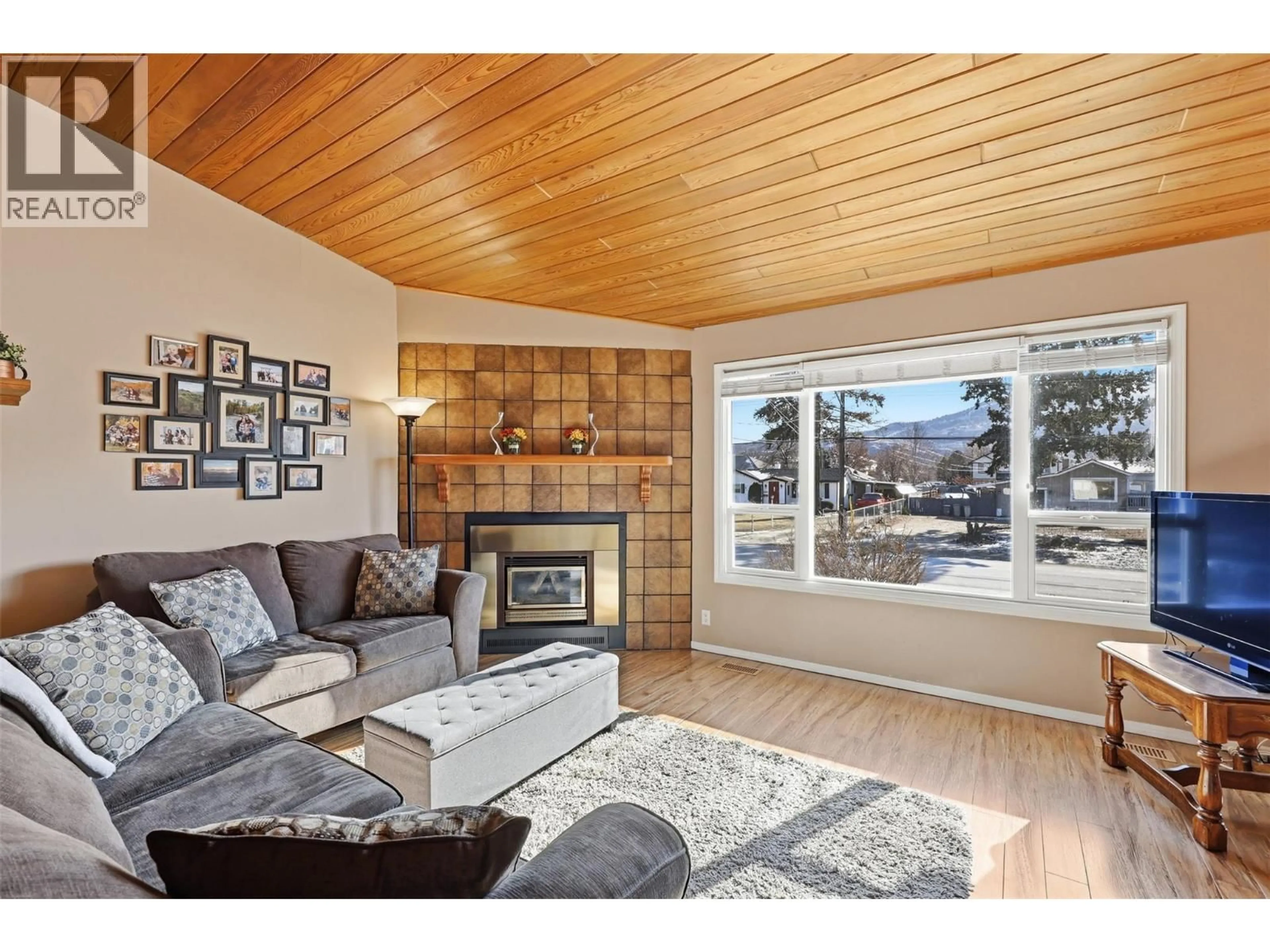 Living room with furniture, wood/laminate floor for 1850 FLEETWOOD AVENUE, Kamloops British Columbia V2B4S1