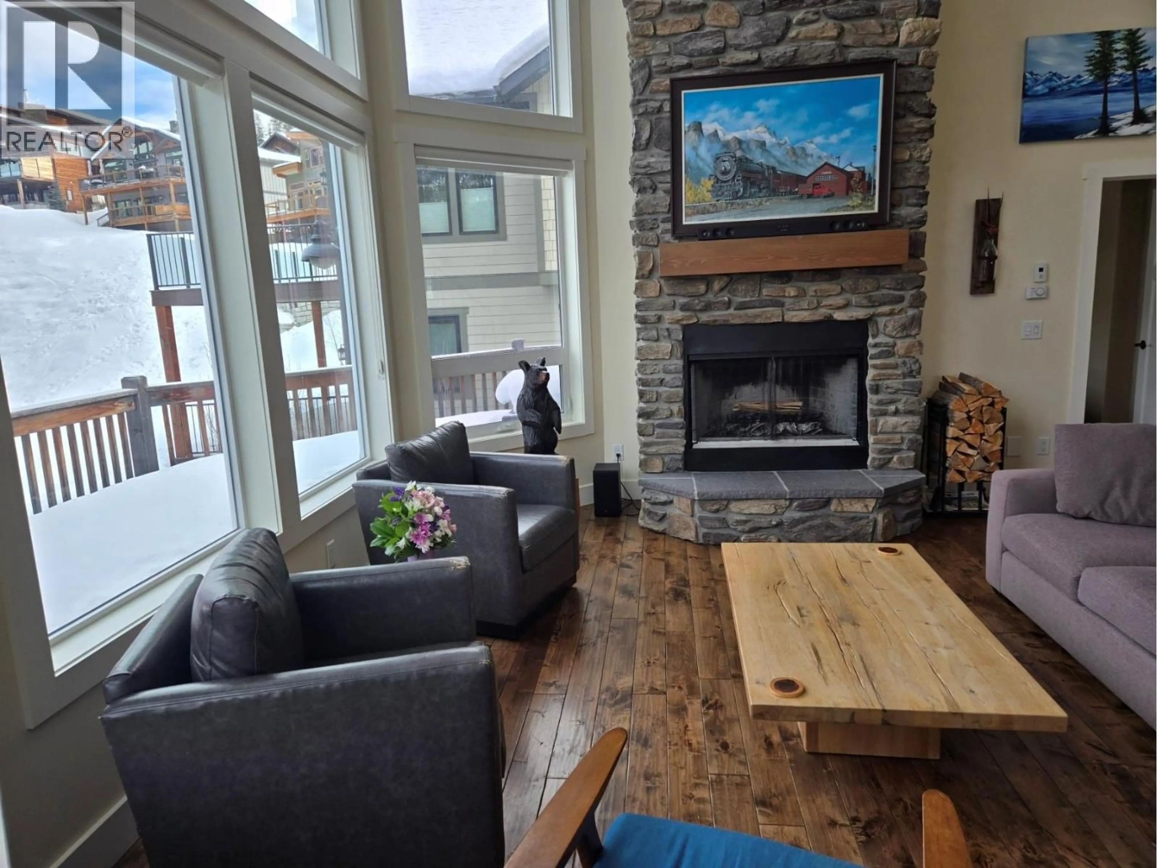 Living room with furniture, wood/laminate floor for 2175 TRAPPERS WAY, Panorama British Columbia V0A1T0