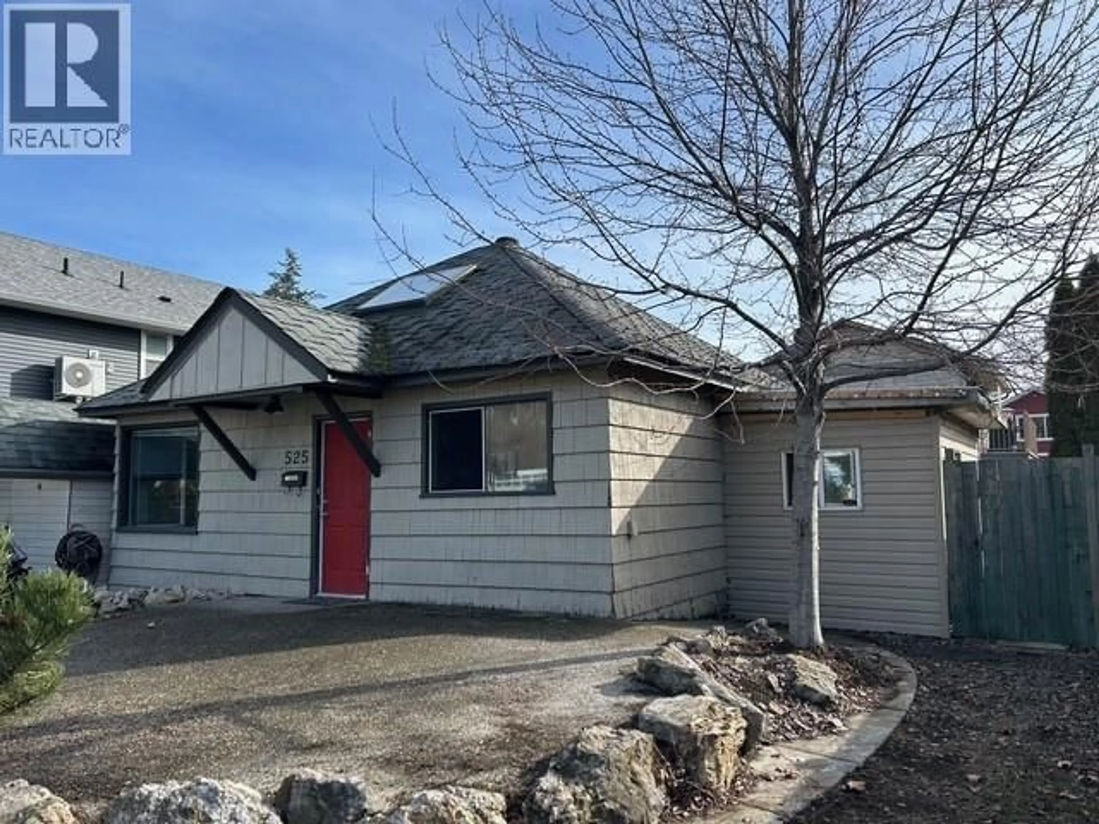 Home with vinyl exterior material, street for 525 CENTRAL AVENUE, Kelowna British Columbia V1Y7L8