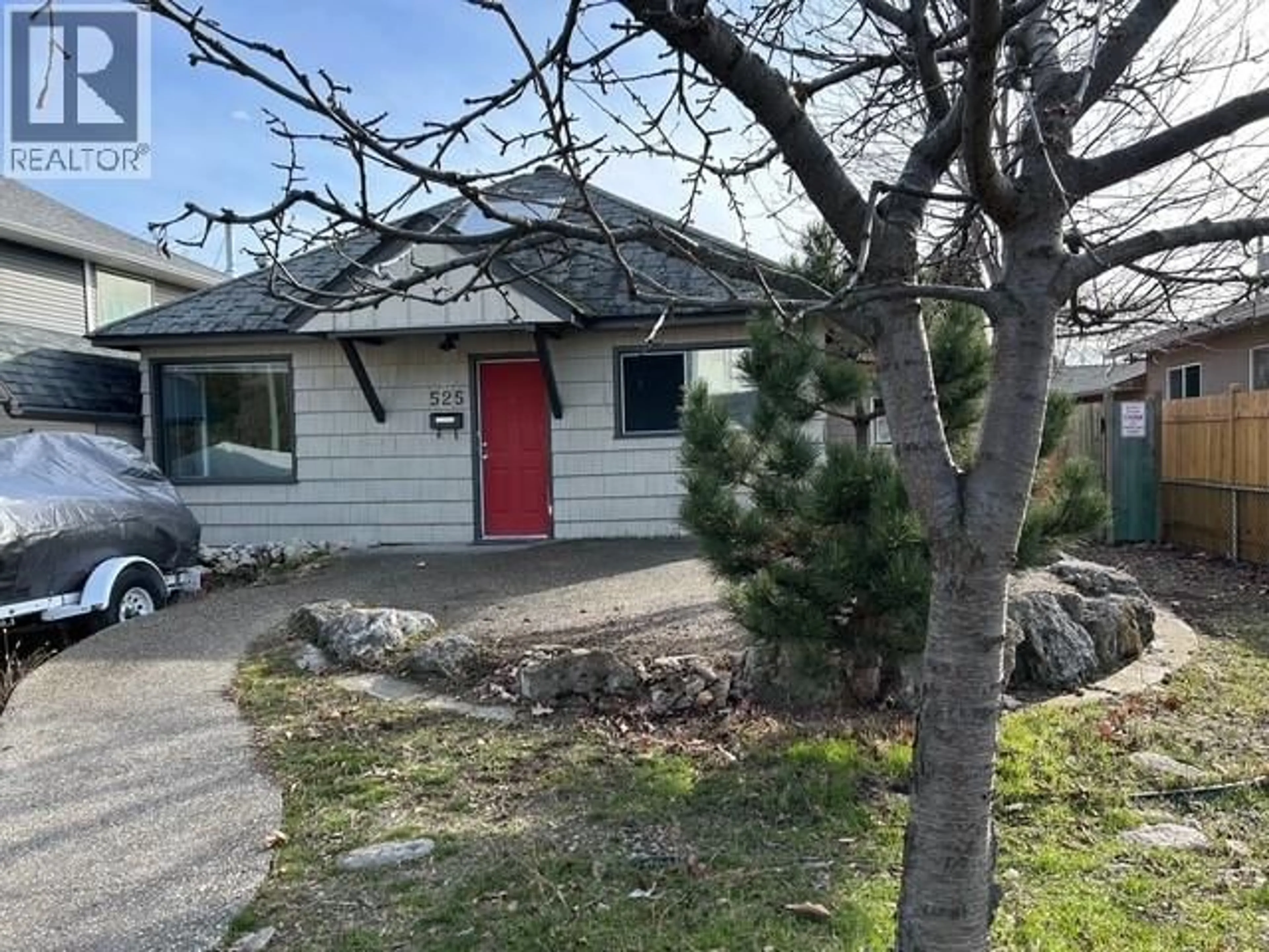 A pic from outside/outdoor area/front of a property/back of a property/a pic from drone, street for 525 CENTRAL AVENUE, Kelowna British Columbia V1Y7L8