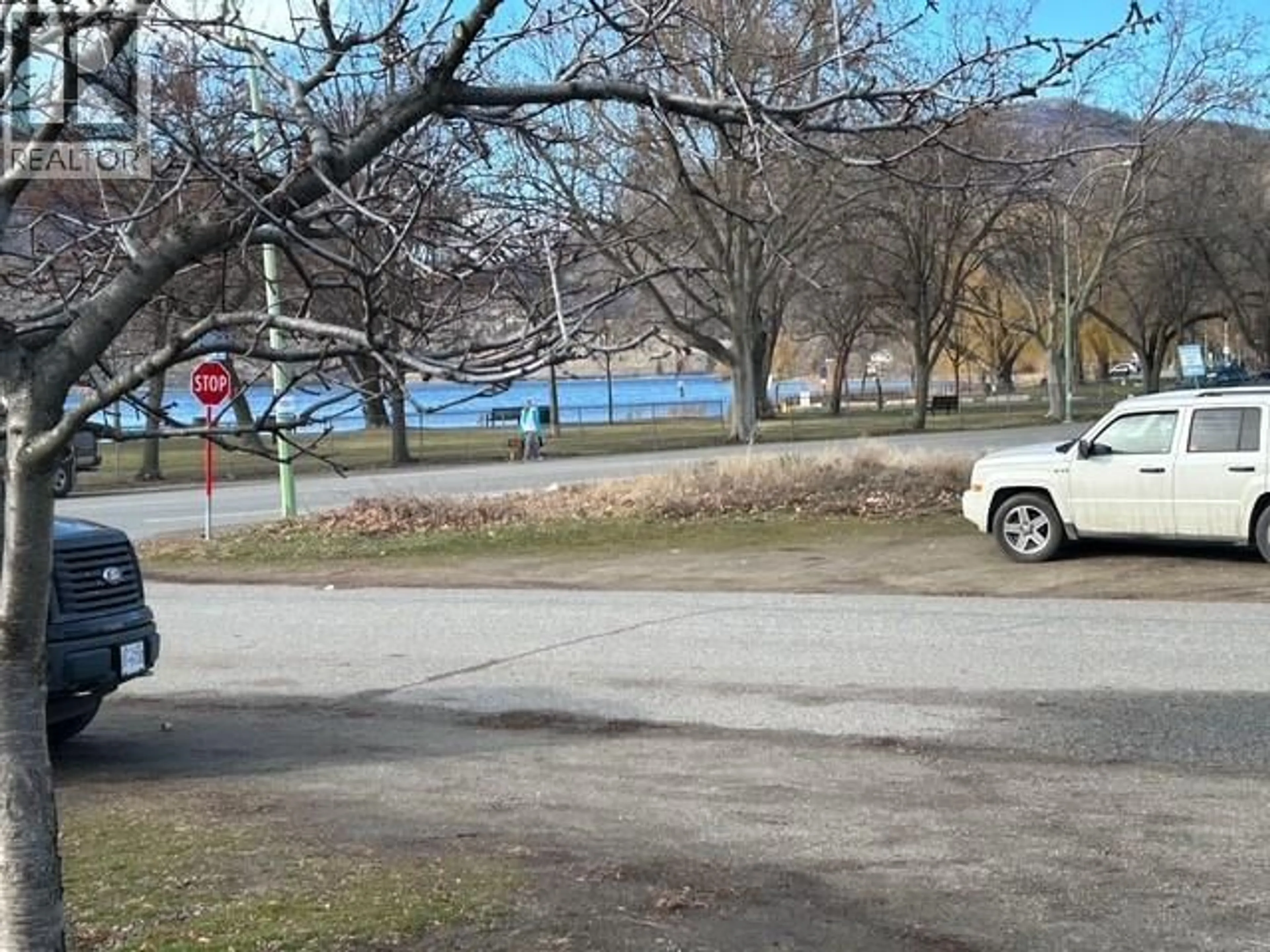 Parking for 525 CENTRAL AVENUE, Kelowna British Columbia V1Y7L8