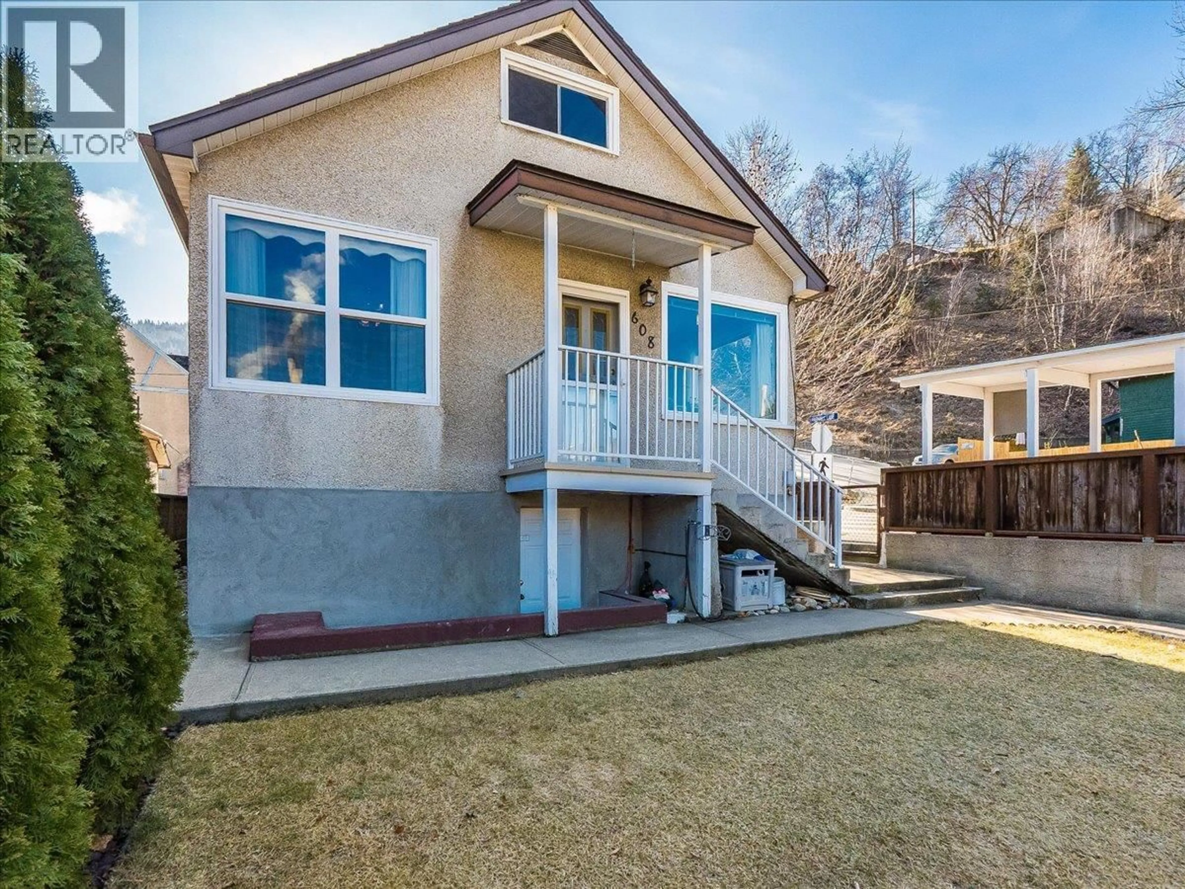 Home with vinyl exterior material, street for 608 VICTORIA STREET, Trail British Columbia V1R3S8