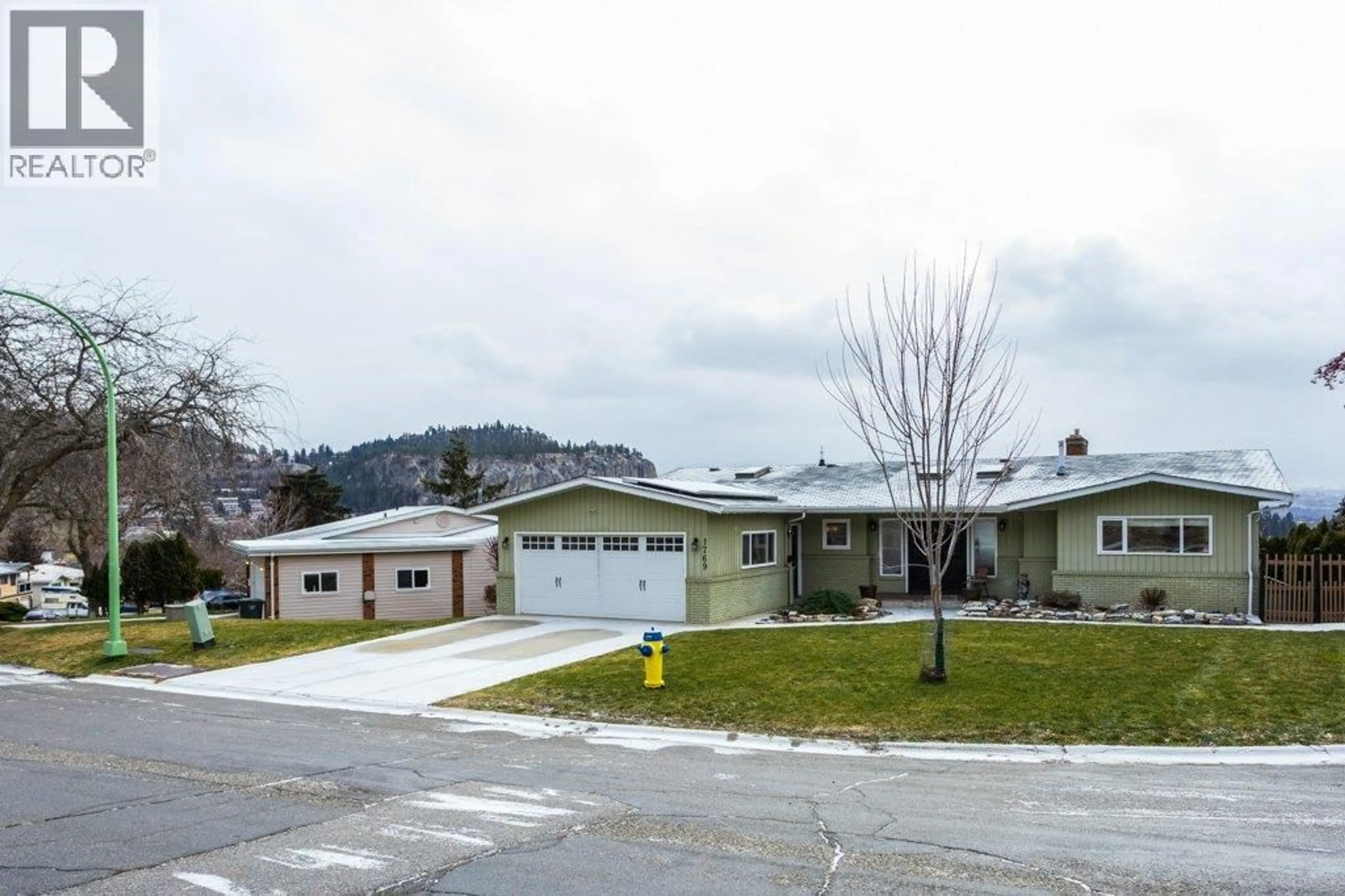 Home with vinyl exterior material, street for 1769 BROADVIEW AVENUE, Kelowna British Columbia v1Y4G3