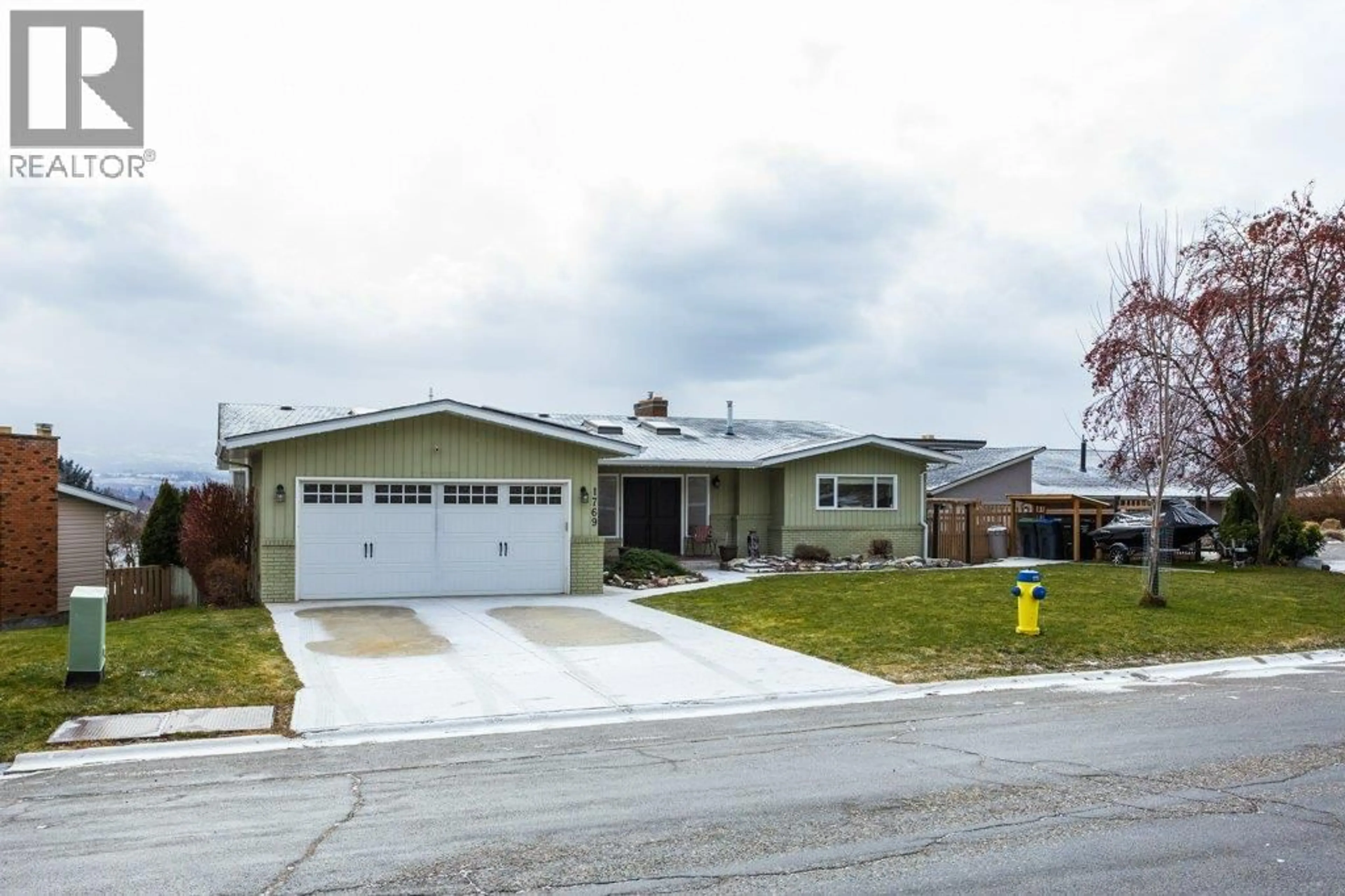 Home with vinyl exterior material, street for 1769 BROADVIEW AVENUE, Kelowna British Columbia v1Y4G3