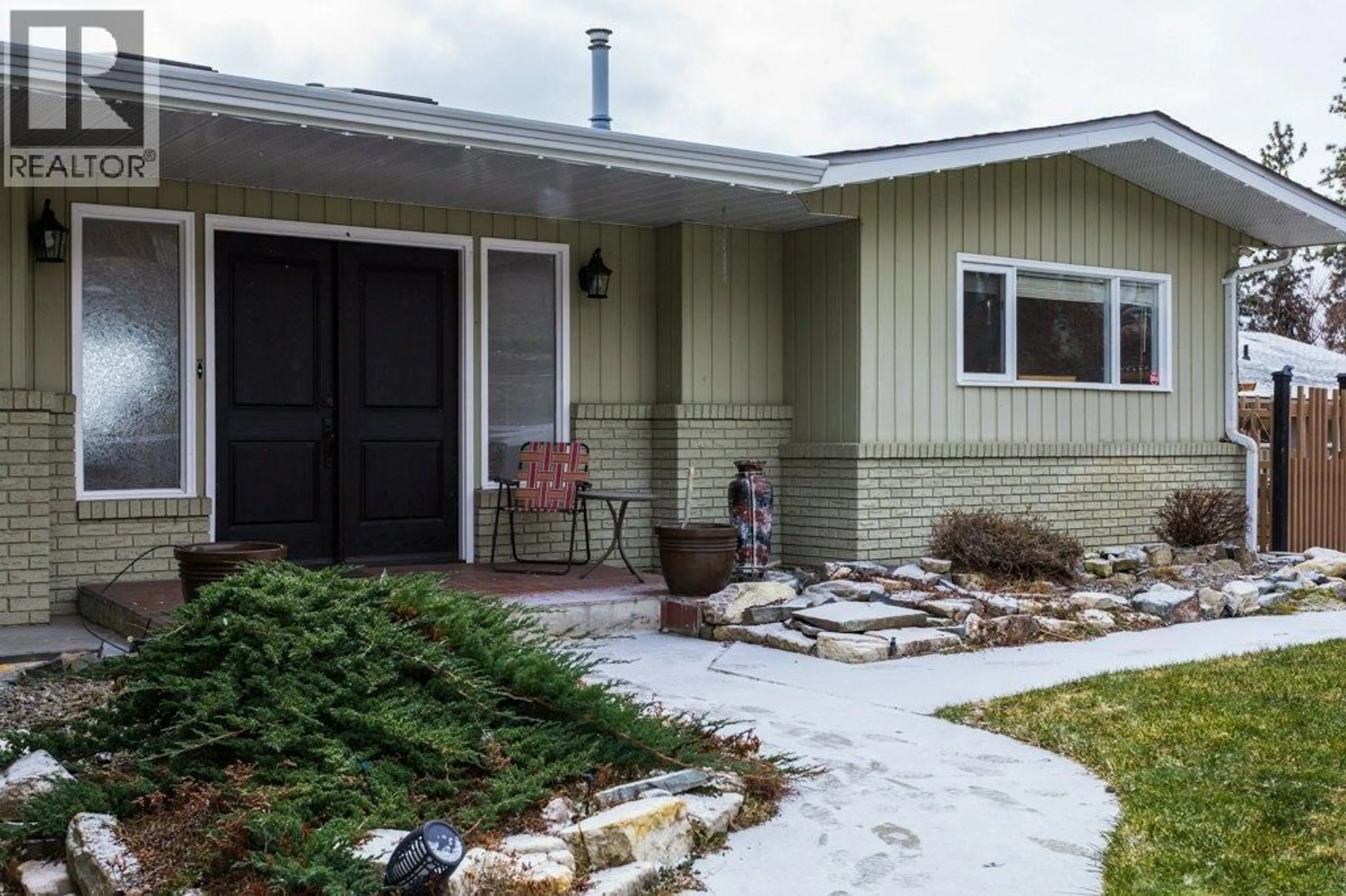 Home with vinyl exterior material, street for 1769 BROADVIEW AVENUE, Kelowna British Columbia v1Y4G3