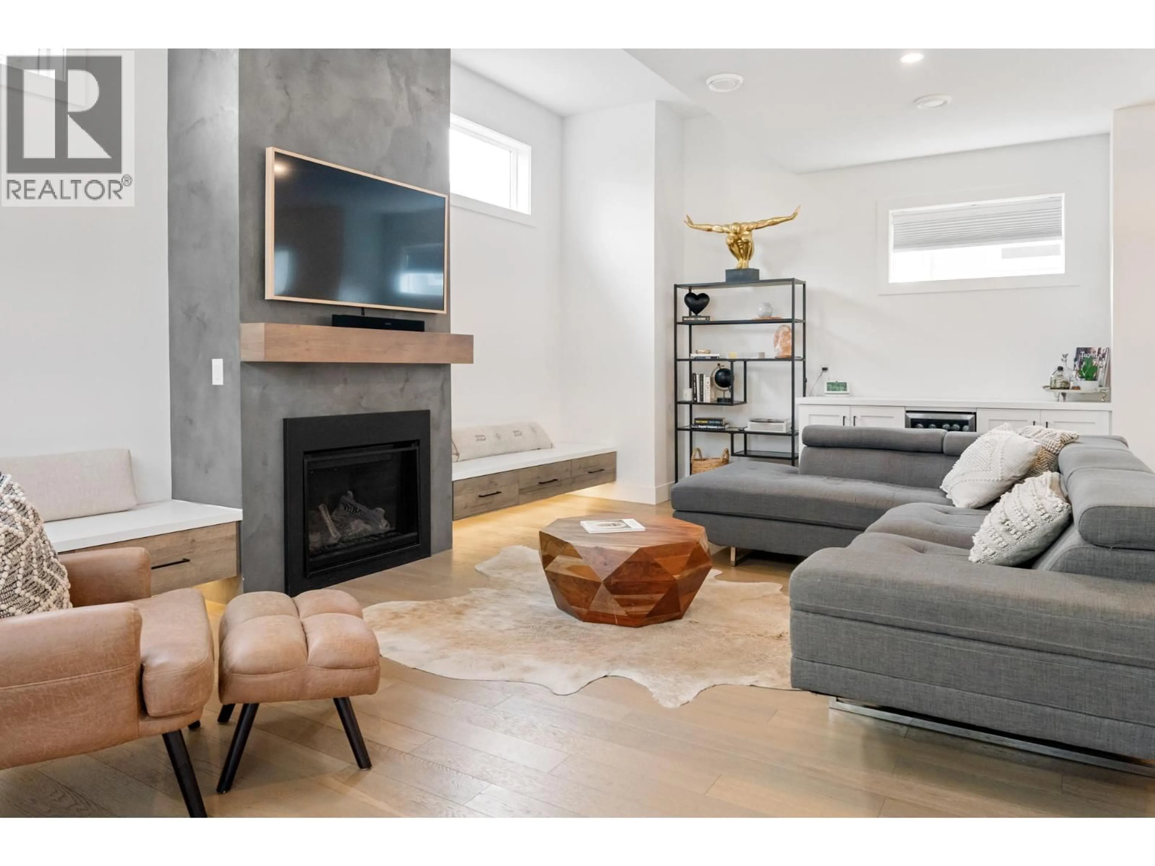 Living room with furniture, unknown for 2481 ETHEL STREET, Kelowna British Columbia V1Y3A4