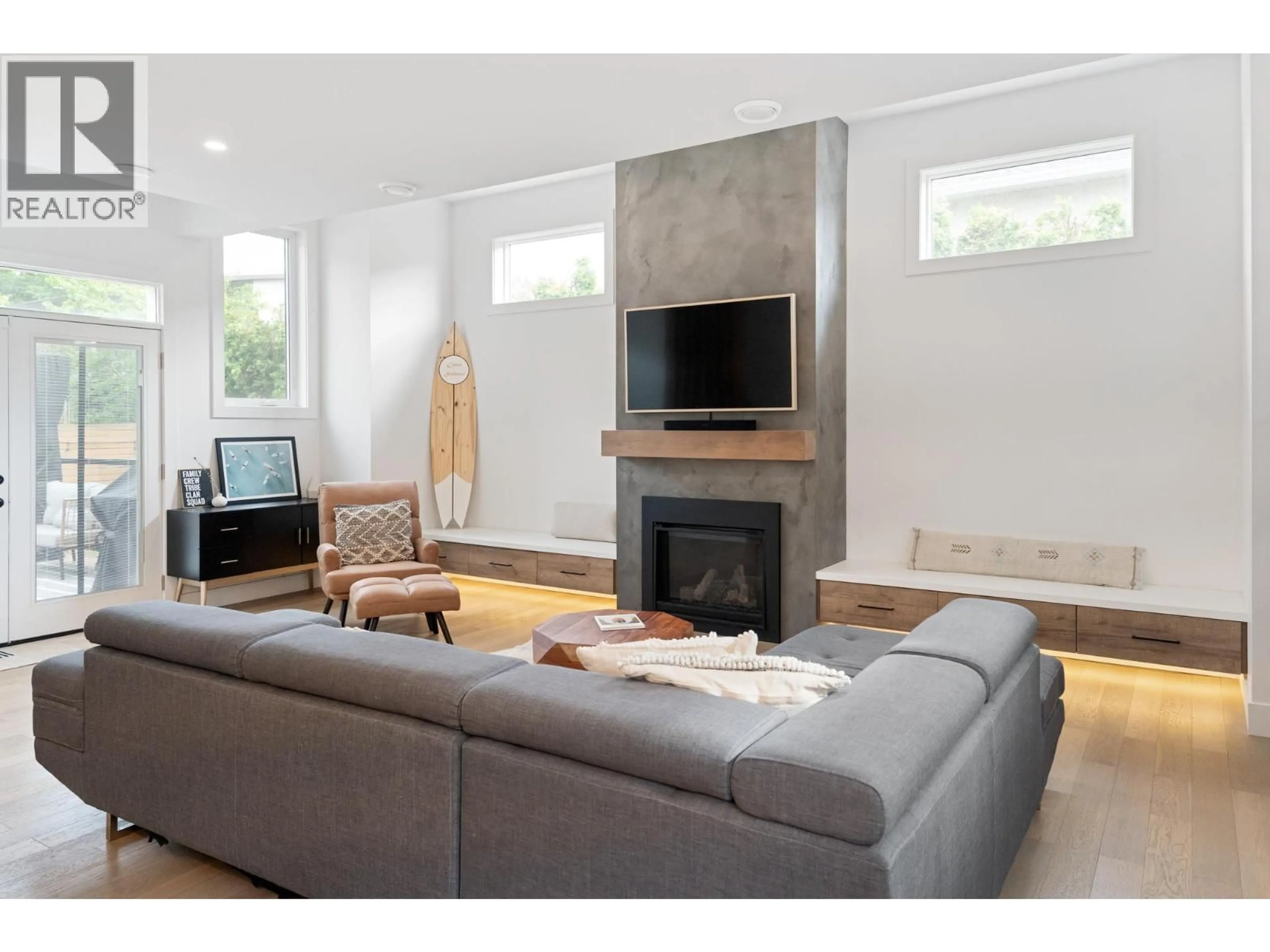 Living room with furniture, unknown for 2481 ETHEL STREET, Kelowna British Columbia V1Y3A4