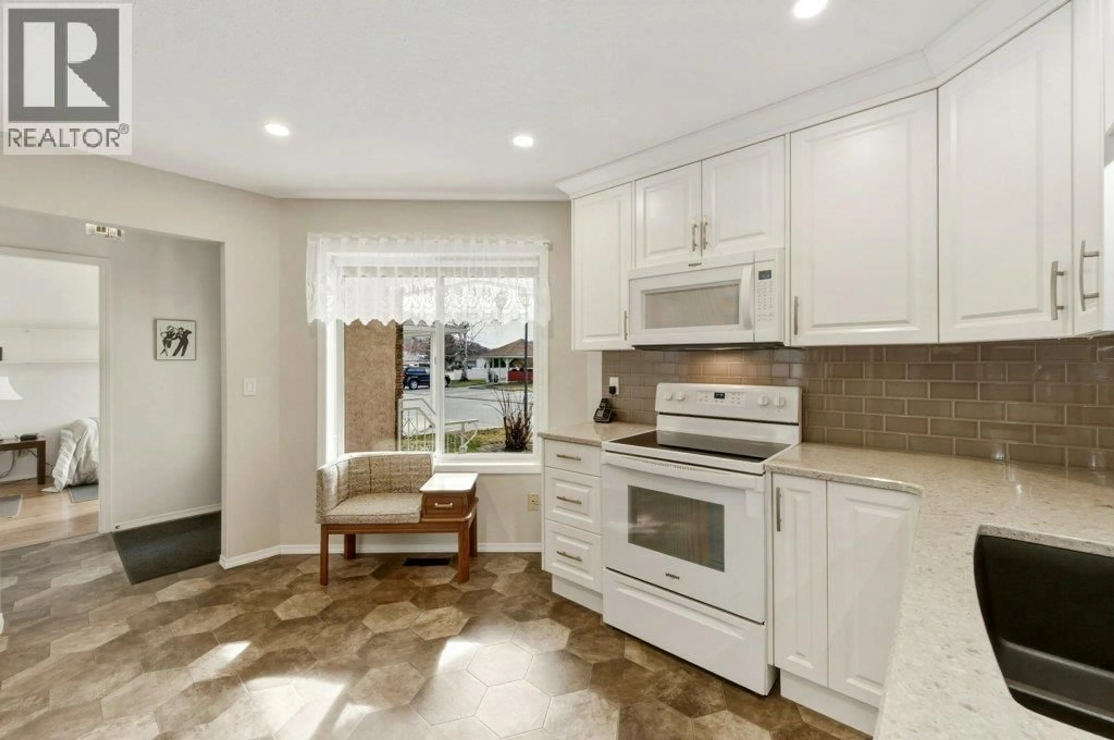 Open concept kitchen, ceramic/tile floor for 18 - 115 REDWING PLACE, Oliver British Columbia V0H1T4