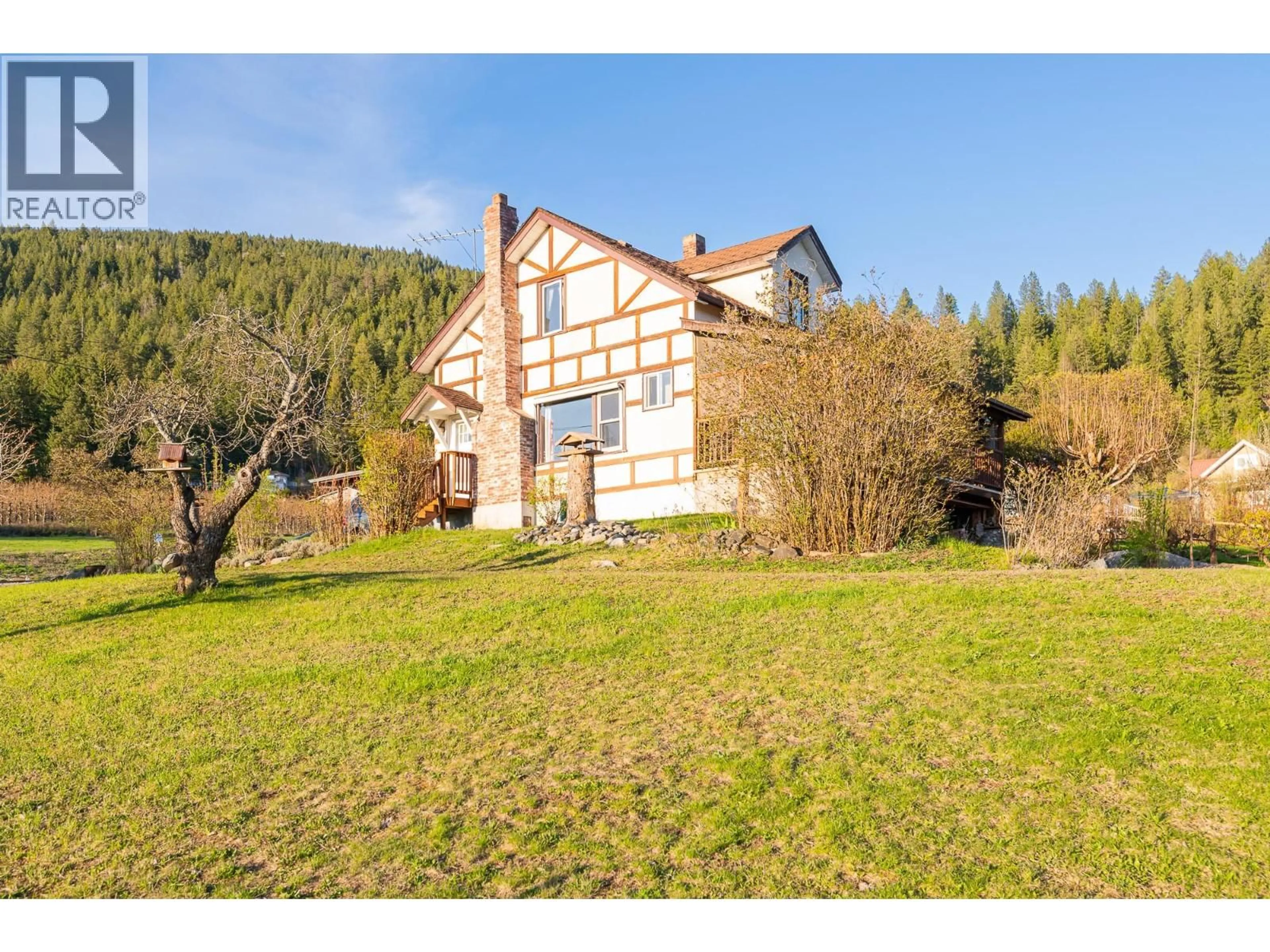 A pic from outside/outdoor area/front of a property/back of a property/a pic from drone, building for 1843 MCLAREN STREET, Creston British Columbia V0B1G5