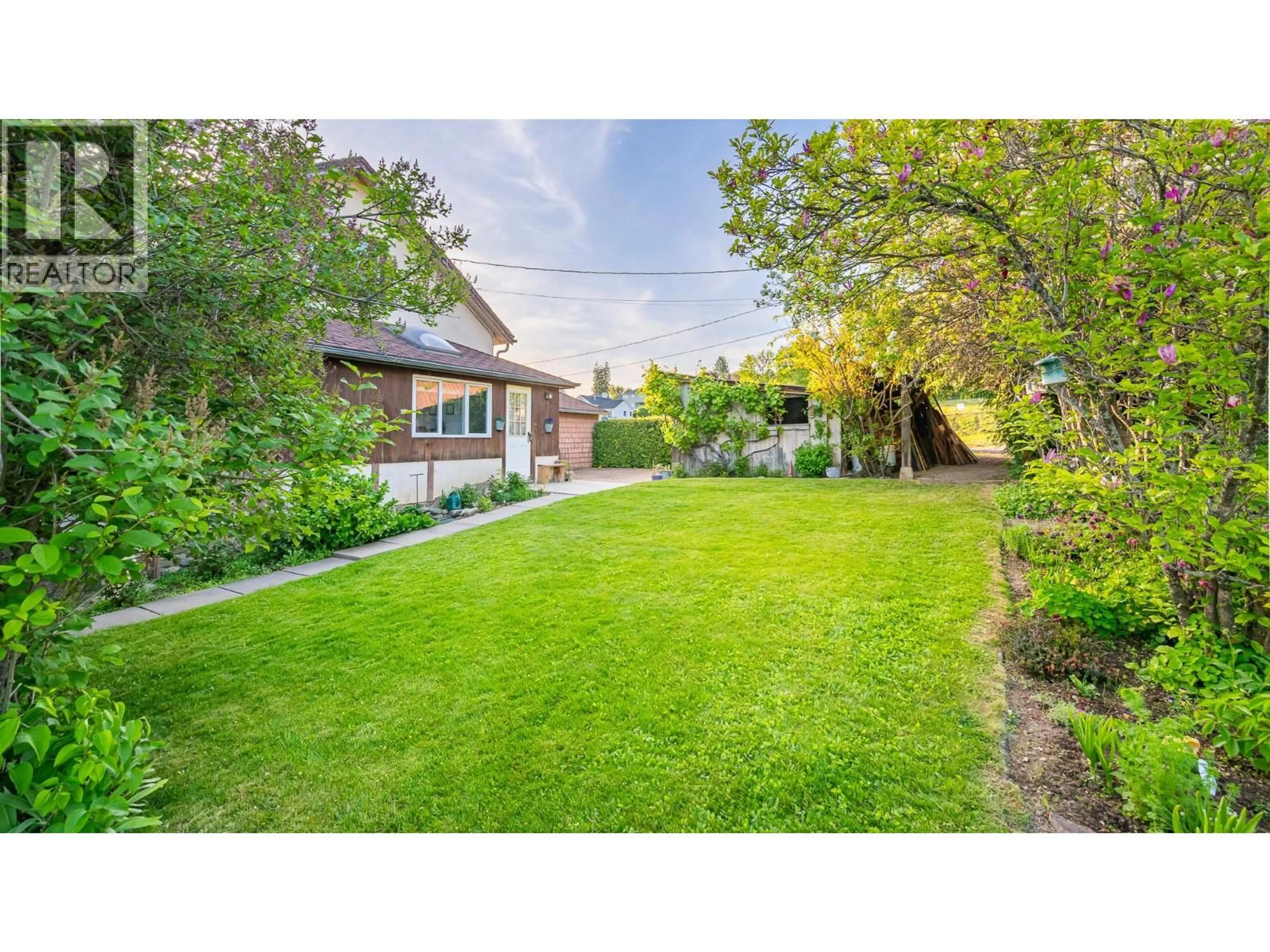 A pic from outside/outdoor area/front of a property/back of a property/a pic from drone, street for 1843 MCLAREN STREET, Creston British Columbia V0B1G5